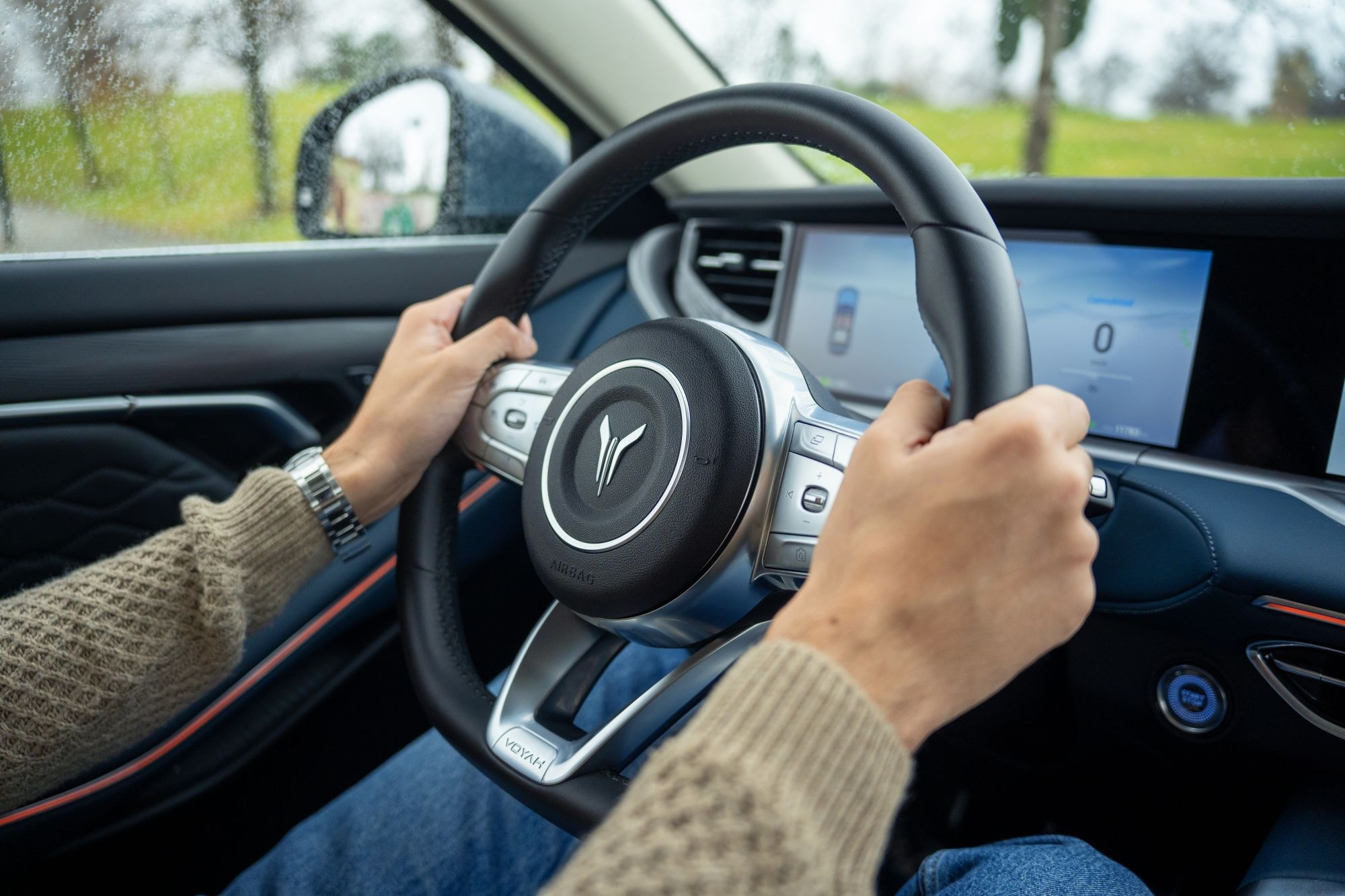 El VOYAH Free destaca por su diseño moderno y parrilla distintiva.