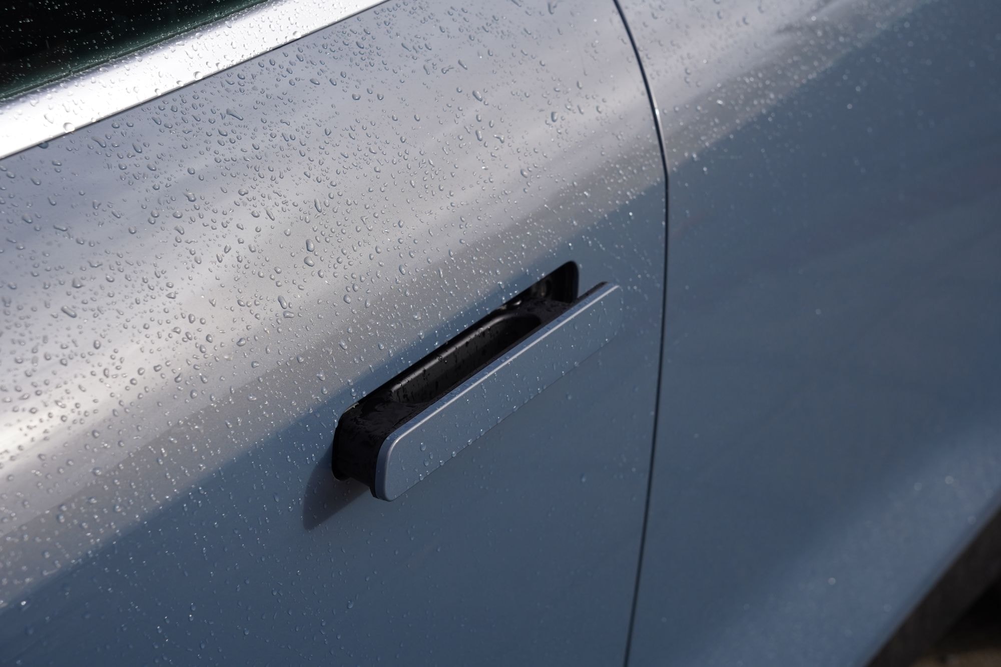 Vista frontal del vehículo en un entorno urbano.