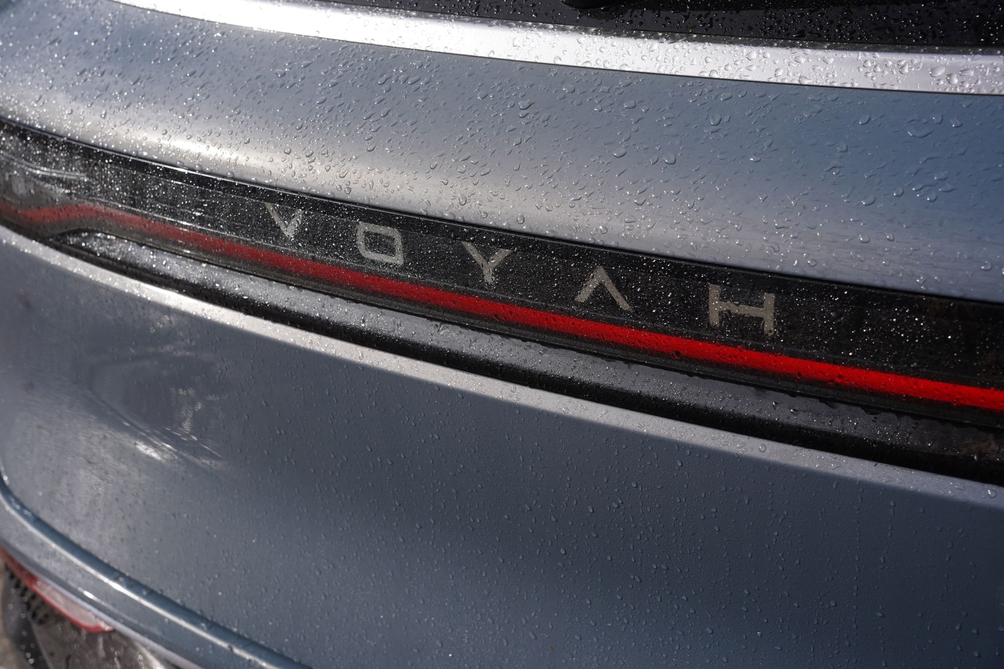 El VOYAH Free en movimiento, mostrando su dinámica en la carretera.