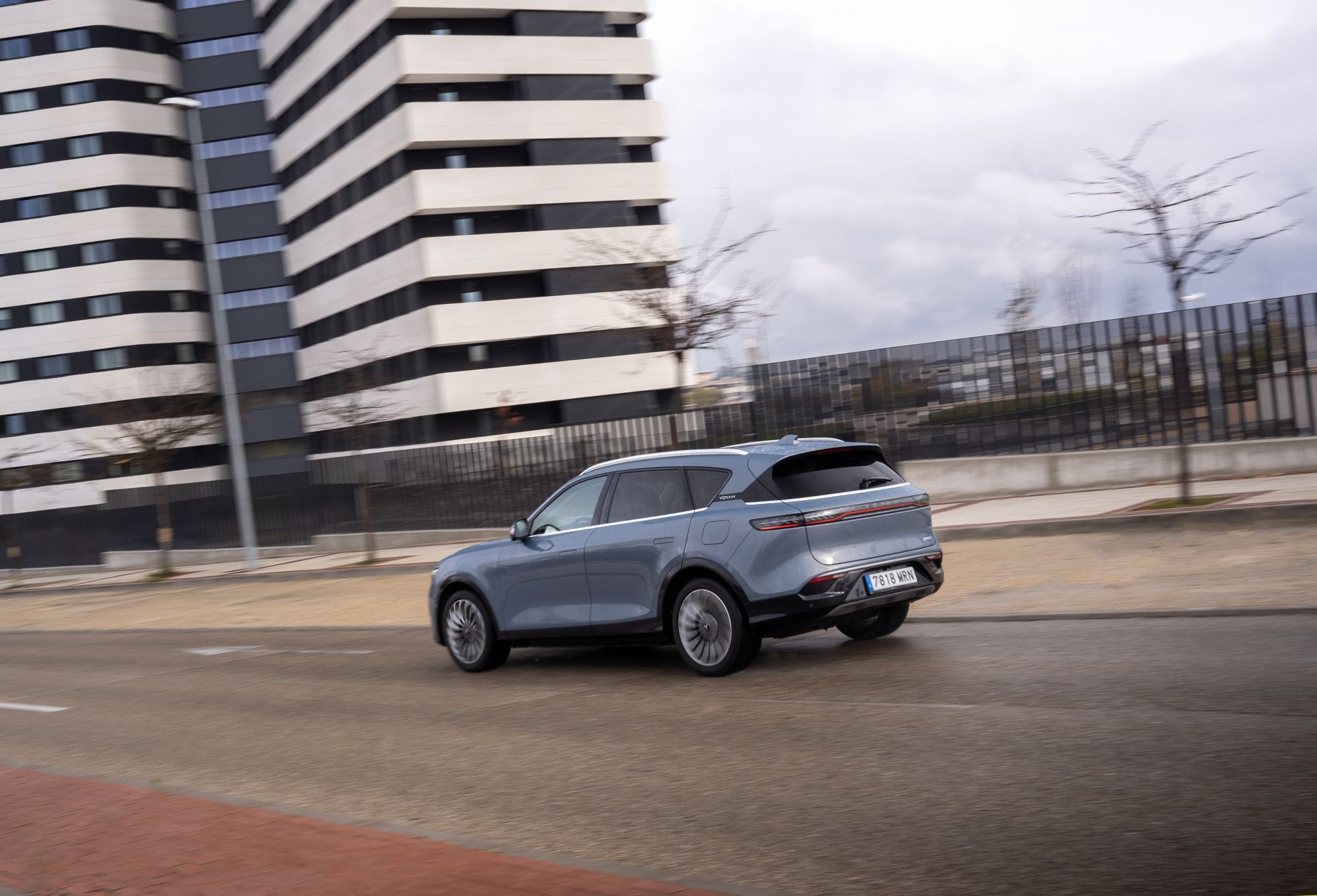 El perfil lateral del VOYAH Free muestra su aerodinámica y estilo.