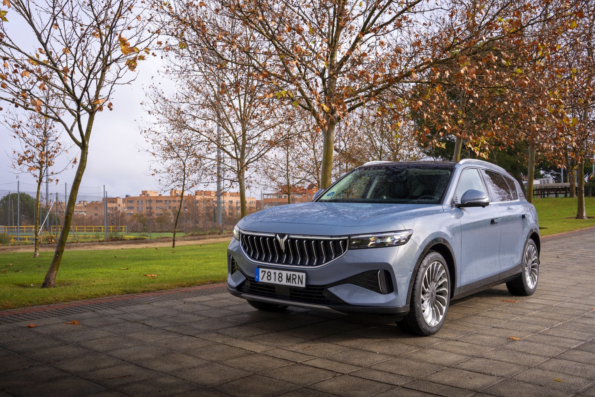 Vista trasera que resalta su diseño elegante y moderno.