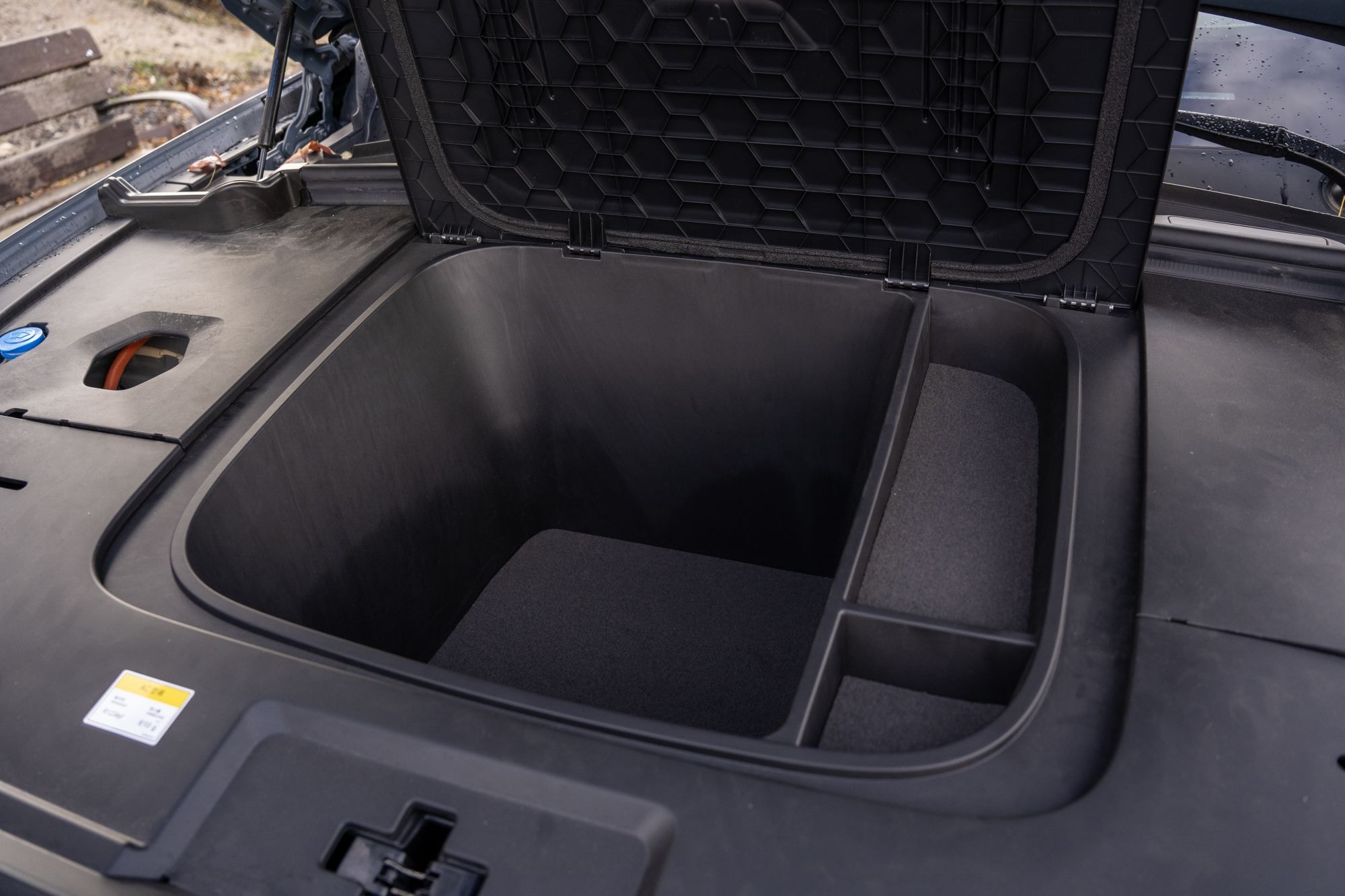 Detalle de los controles del maletero, funcionalidad a la vista.