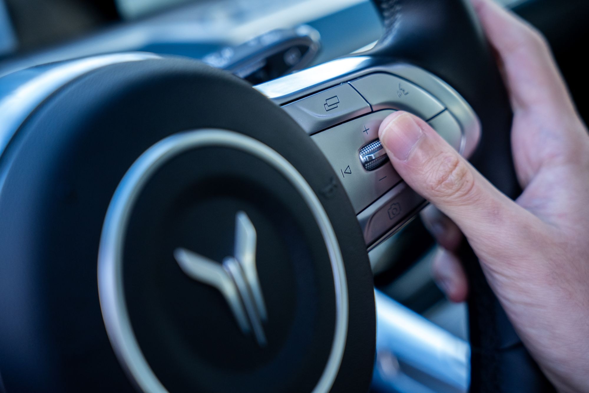 Espacio de almacenamiento en el motor, versatilidad y utilidad.