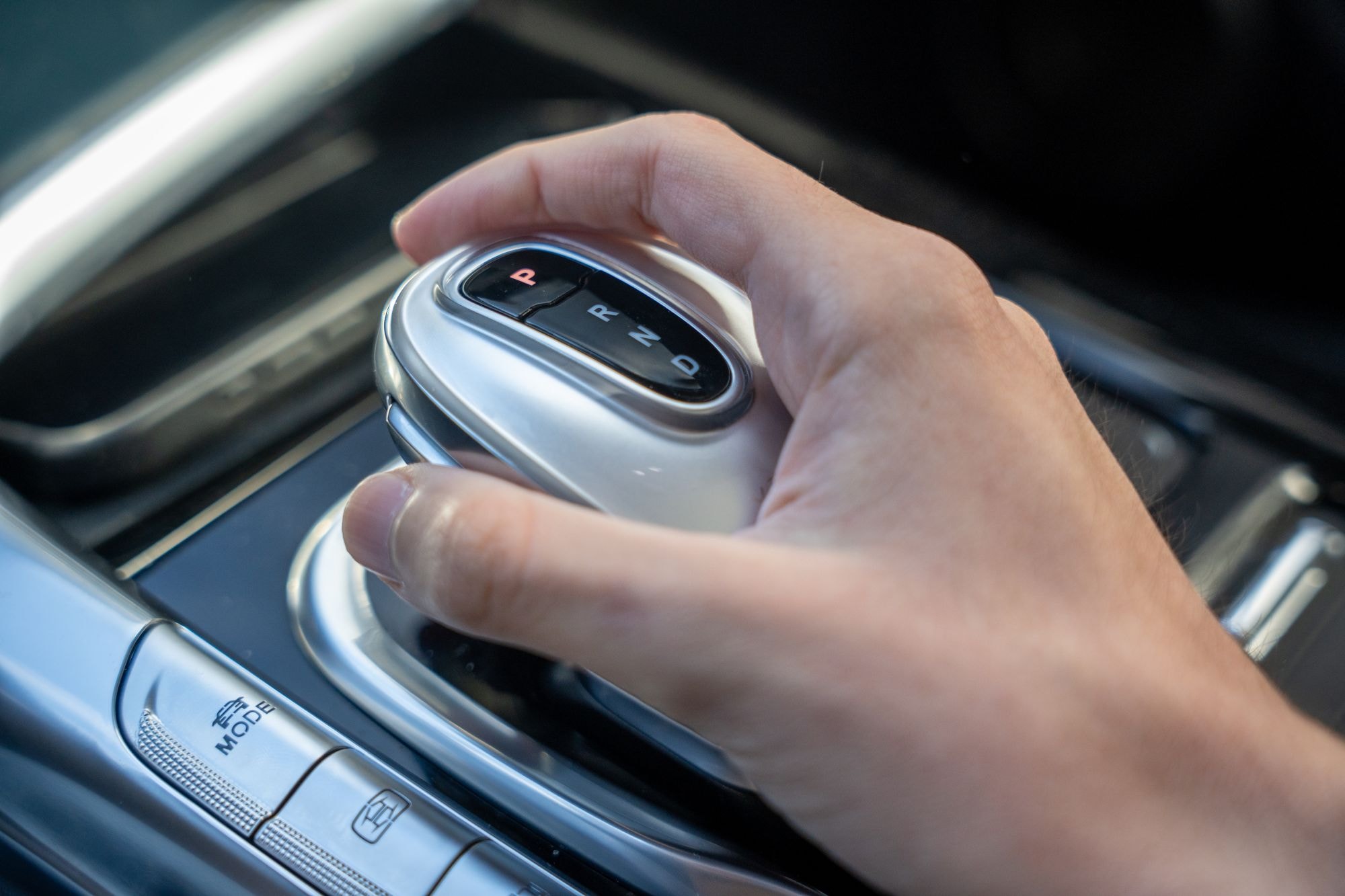 Asiento delantero con acabados premium, lujo en cada detalles.