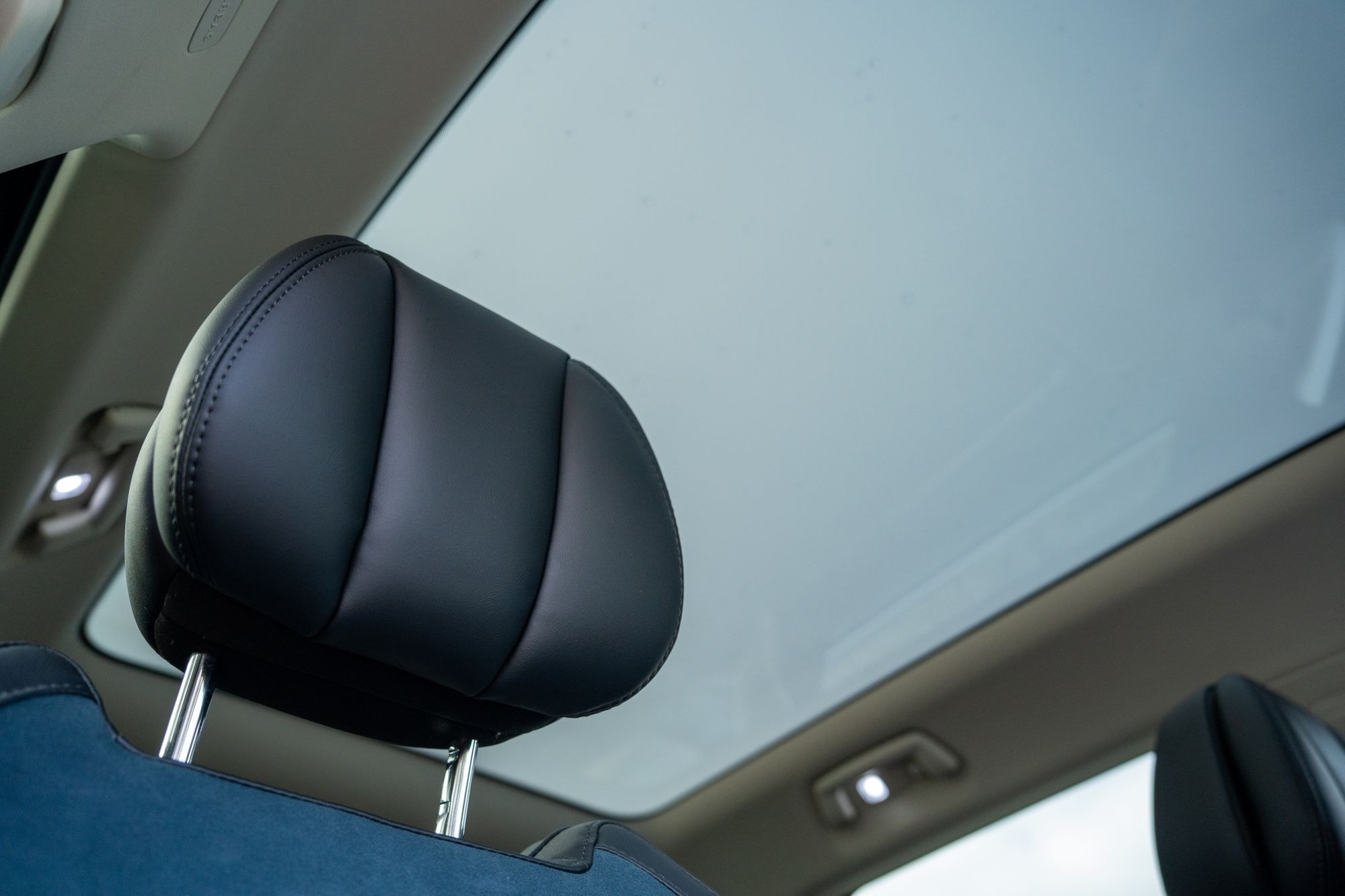 Detalles del volante, ergonomía y tecnología a tu alcance.