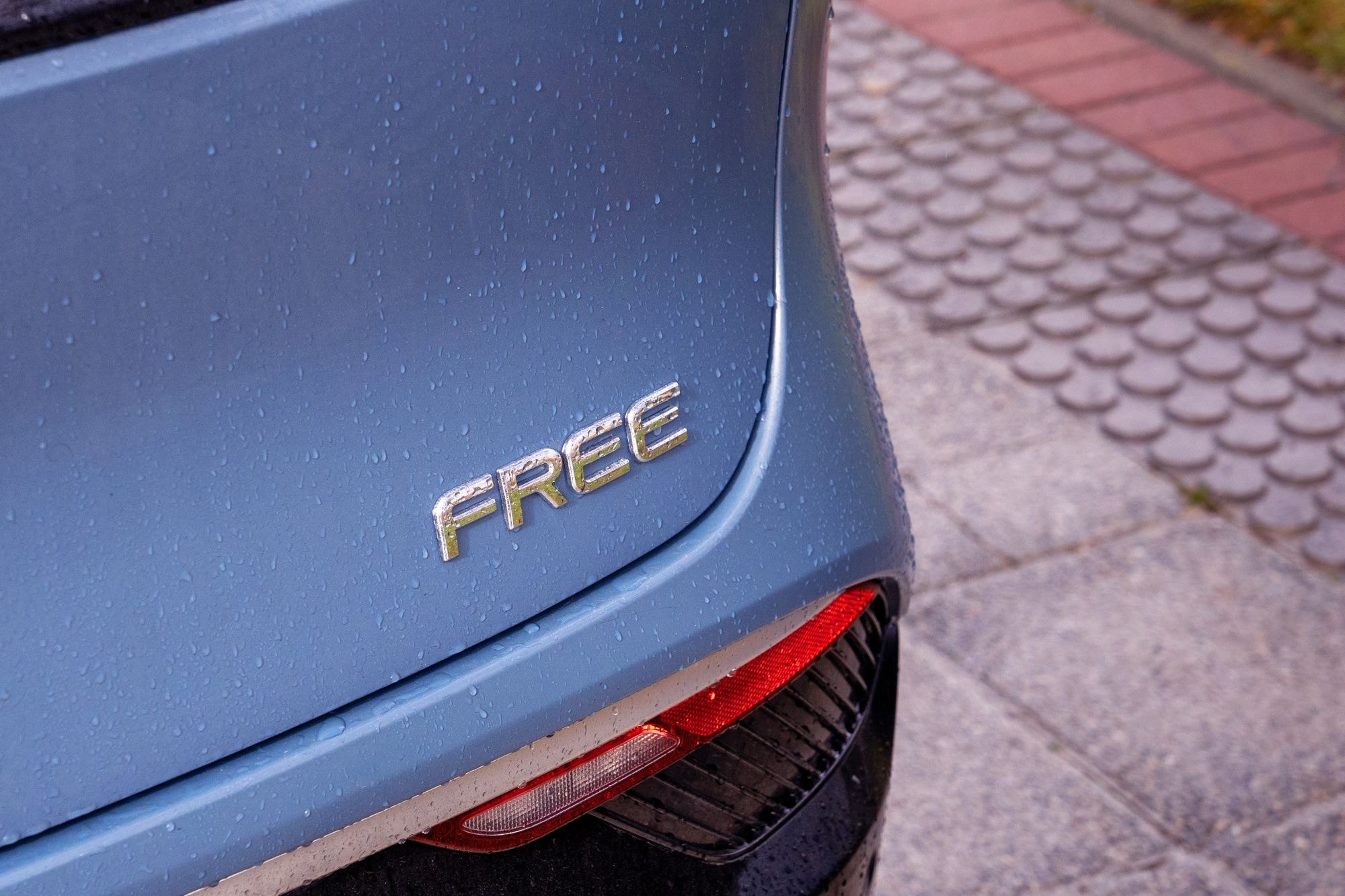 Primer plano de la manija de la puerta, mostrando calidad y diseño.