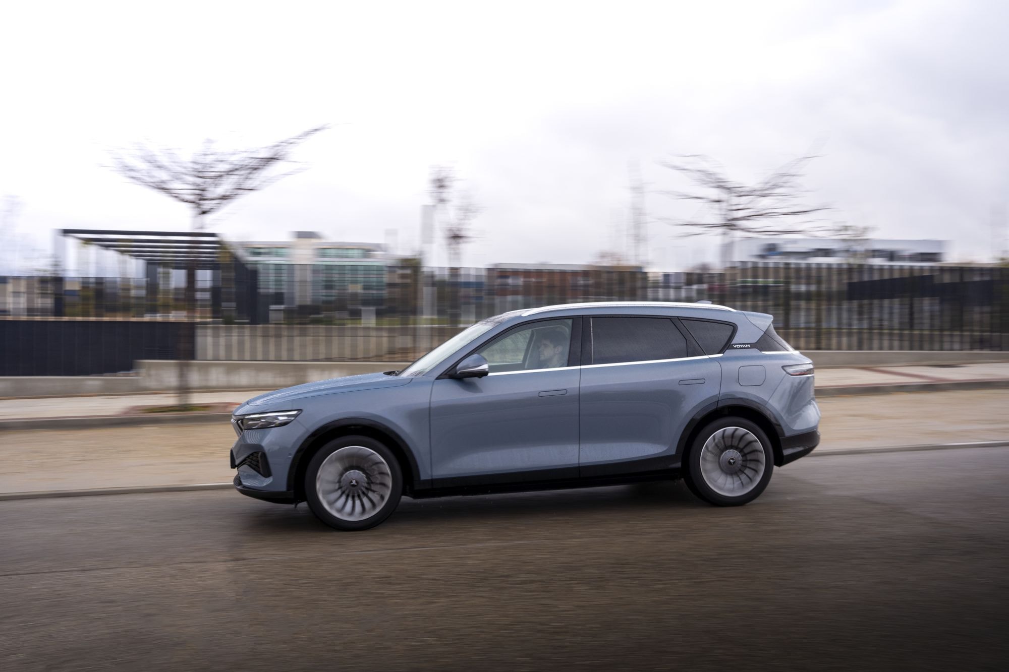 La pantalla táctil central permite un control intuitivo de funciones.