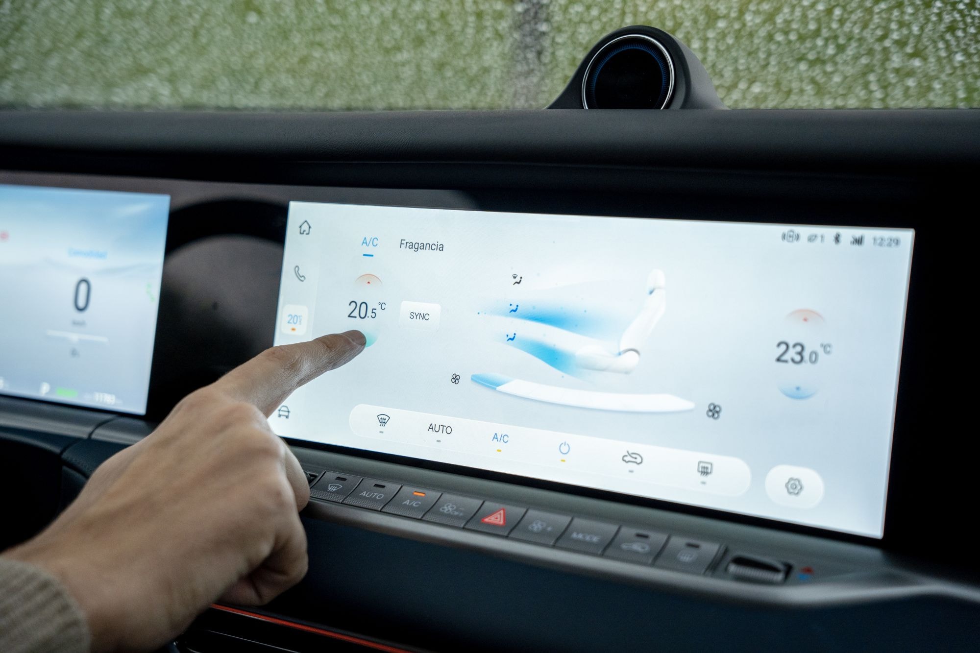 El volante ofrece un agarre cómodo y ofrece acceso fácil a los controles.
