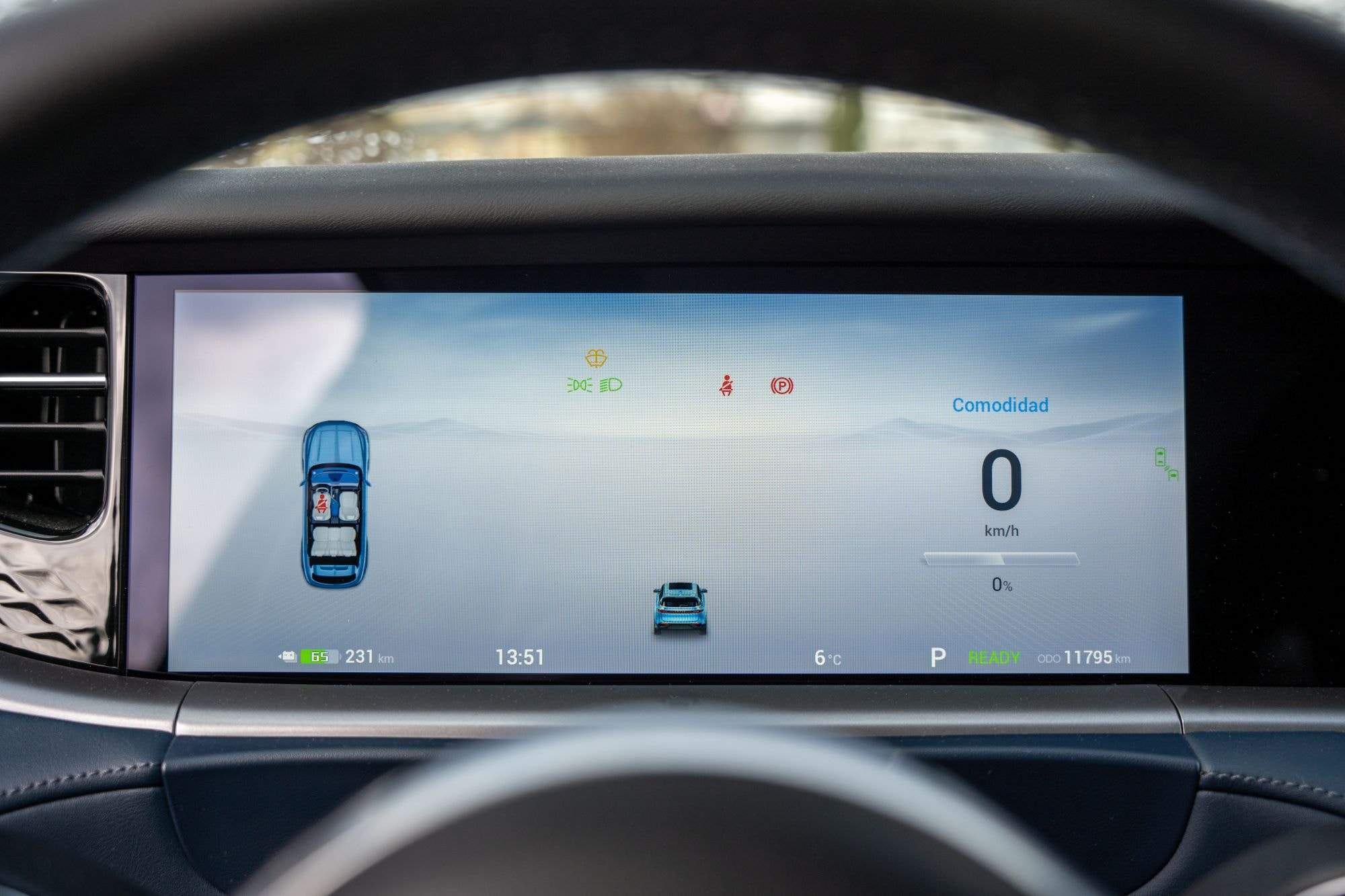 Rueda delantera del VOYAH Free, diseño moderno y elegante.