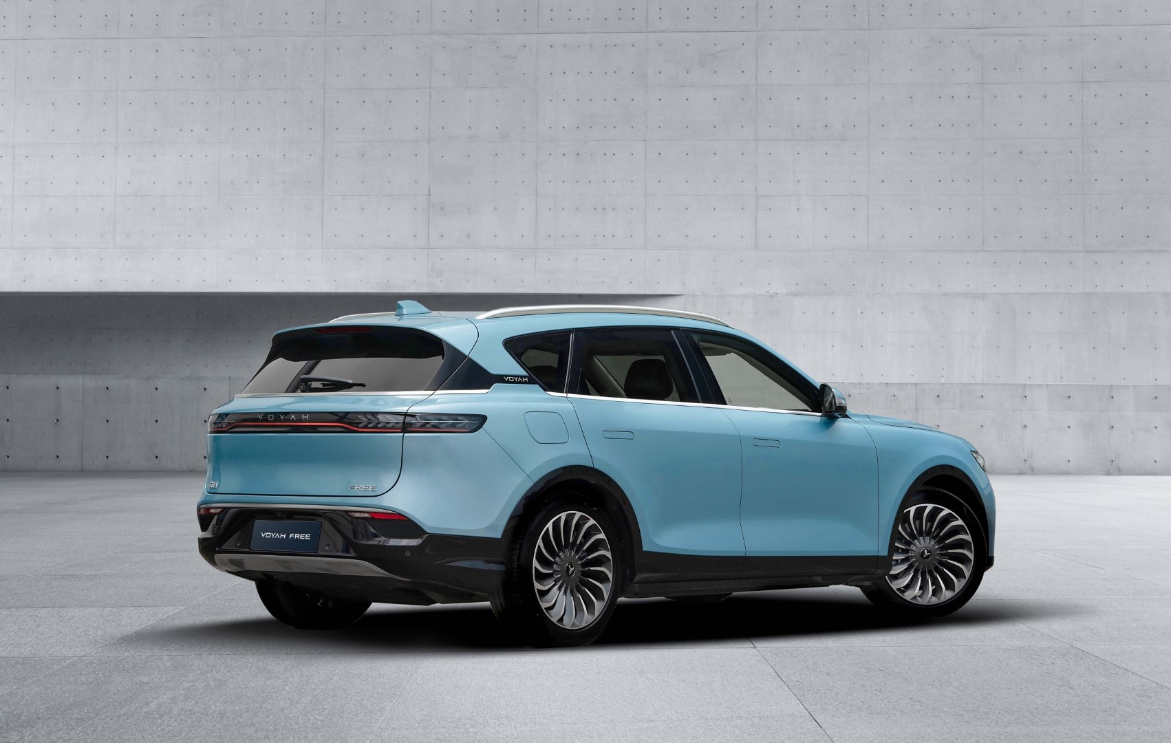 Imagen que captura la elegante silueta trasera y lateral del coche.