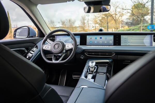 Interfaz intuitiva que permite al usuario acceder facilmente a aplicaciones y funciones. Interfaz intuitiva que permite al usuario acceder facilmente a aplicaciones y funciones.