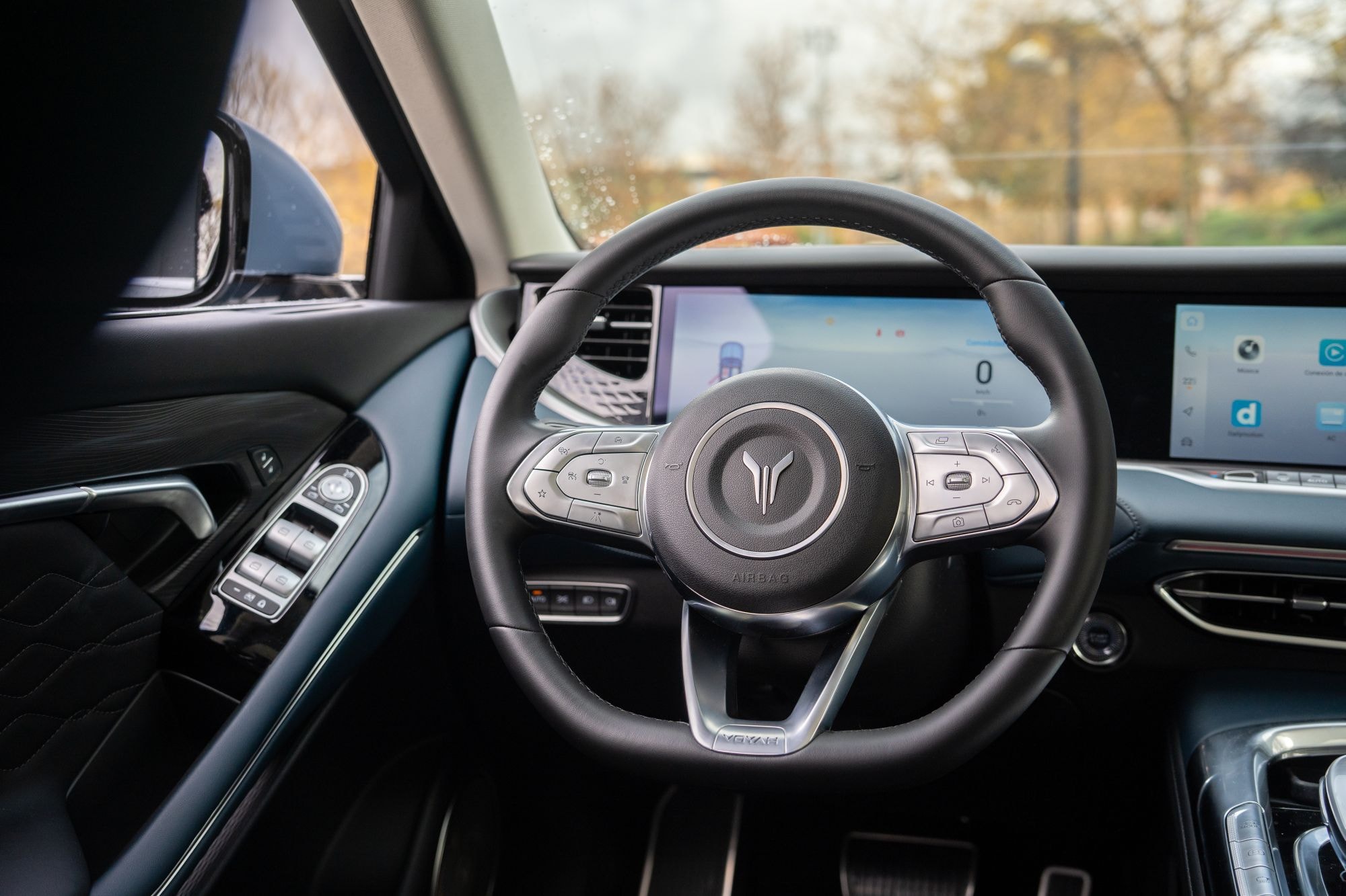 Controles de acceso rápido en la consola central para mayor comodidad.