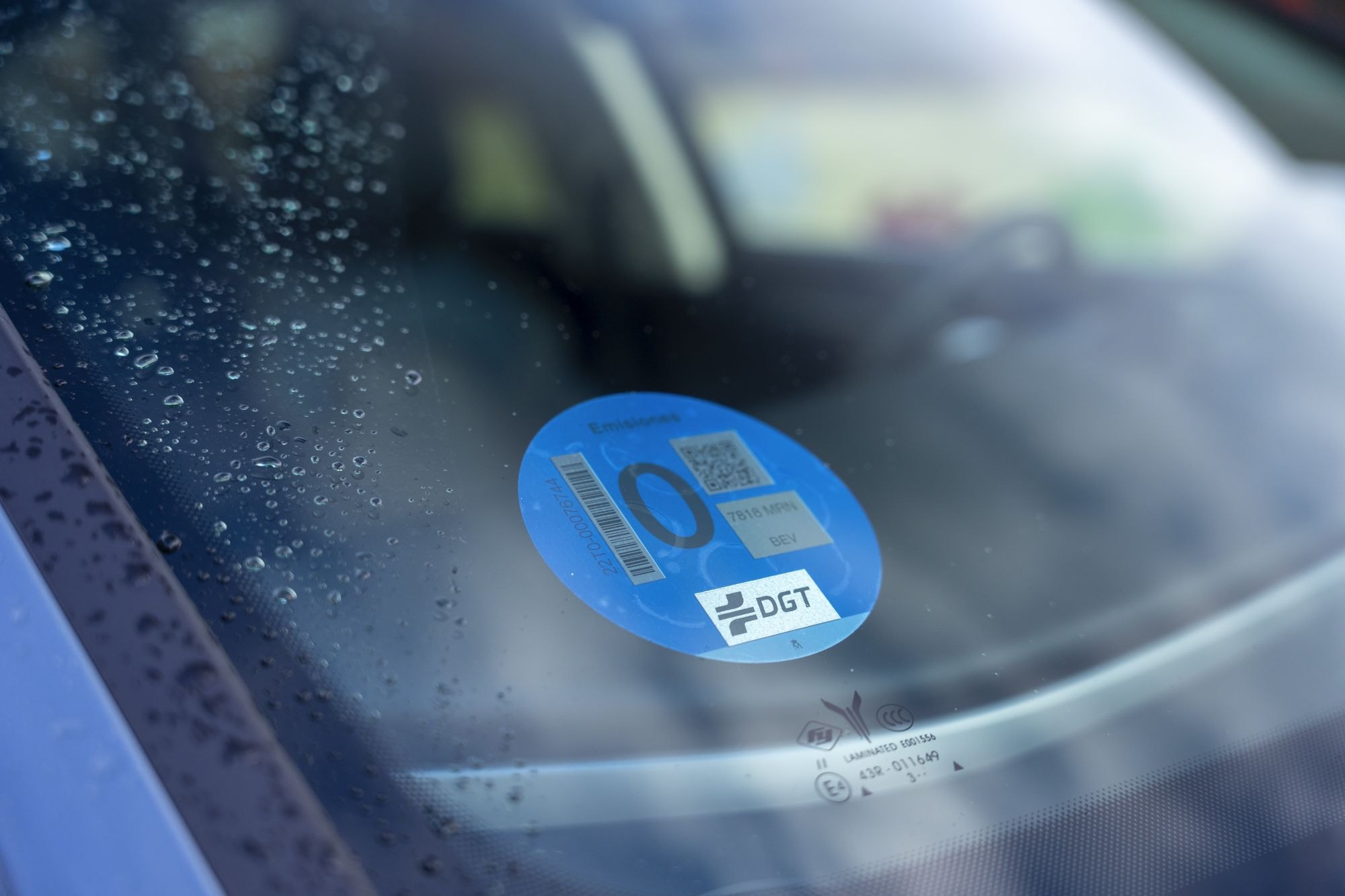 Primer plano de la parrilla del VOYAH Free, una obra de arte en diseño.