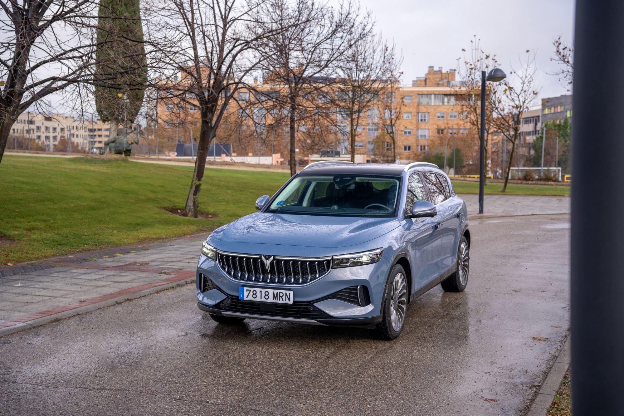 Detalle de la llanta del VOYAH Free, que refleja su elegancia.