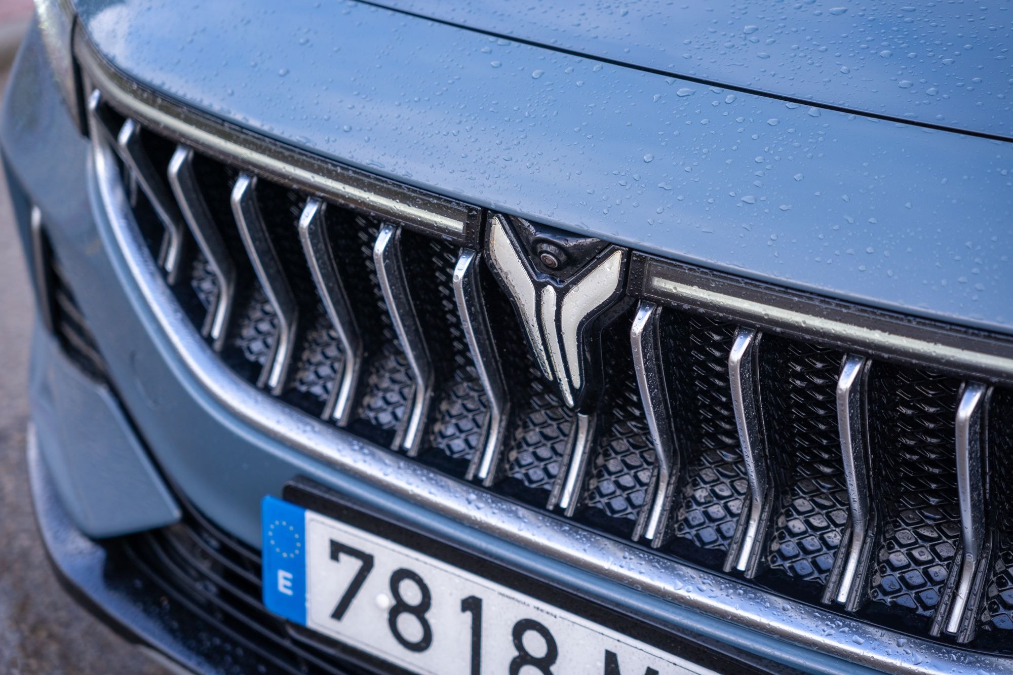 Vista frontal del VOYAH Free, resaltando su parrilla distintiva.