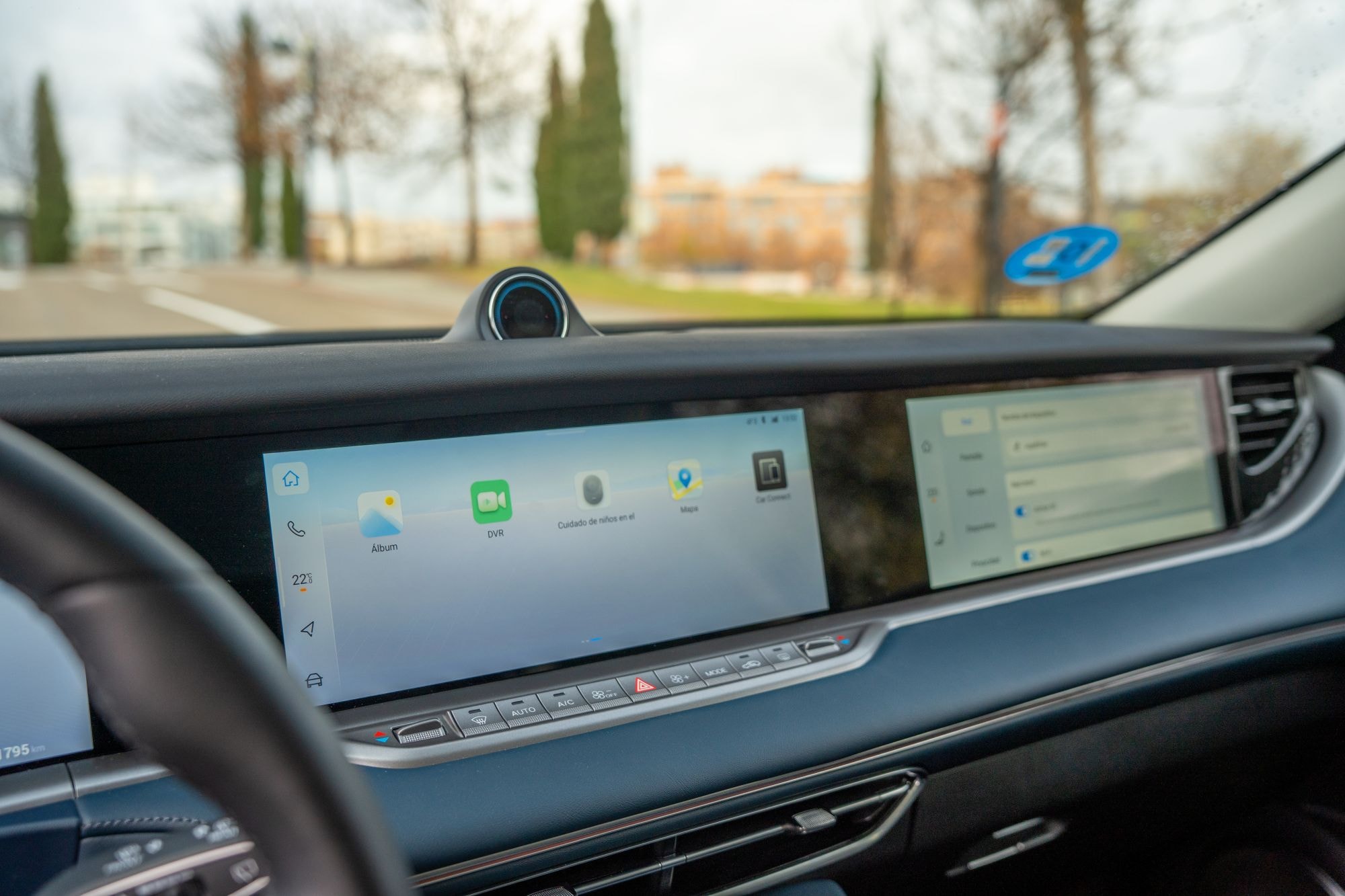 Pantalla digital que ofrece información clara y accesible al conductor.