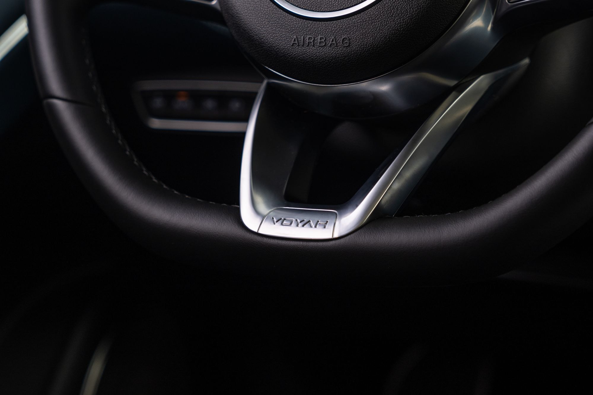 Vista del interior con un diseño moderno y tecnológico, ideal para el confort del conductor.