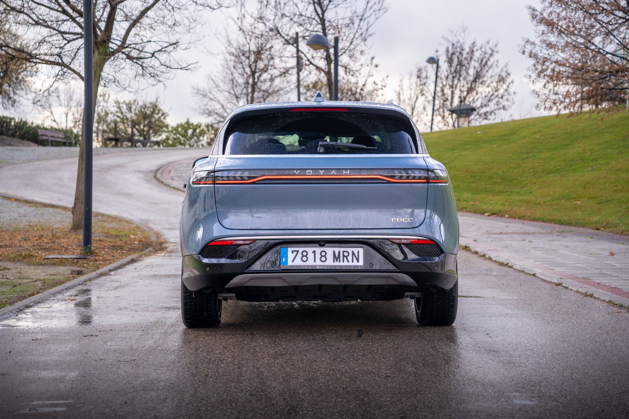 Logotipo de VOYAH en la parte trasera, símbolo de calidad y tecnología.