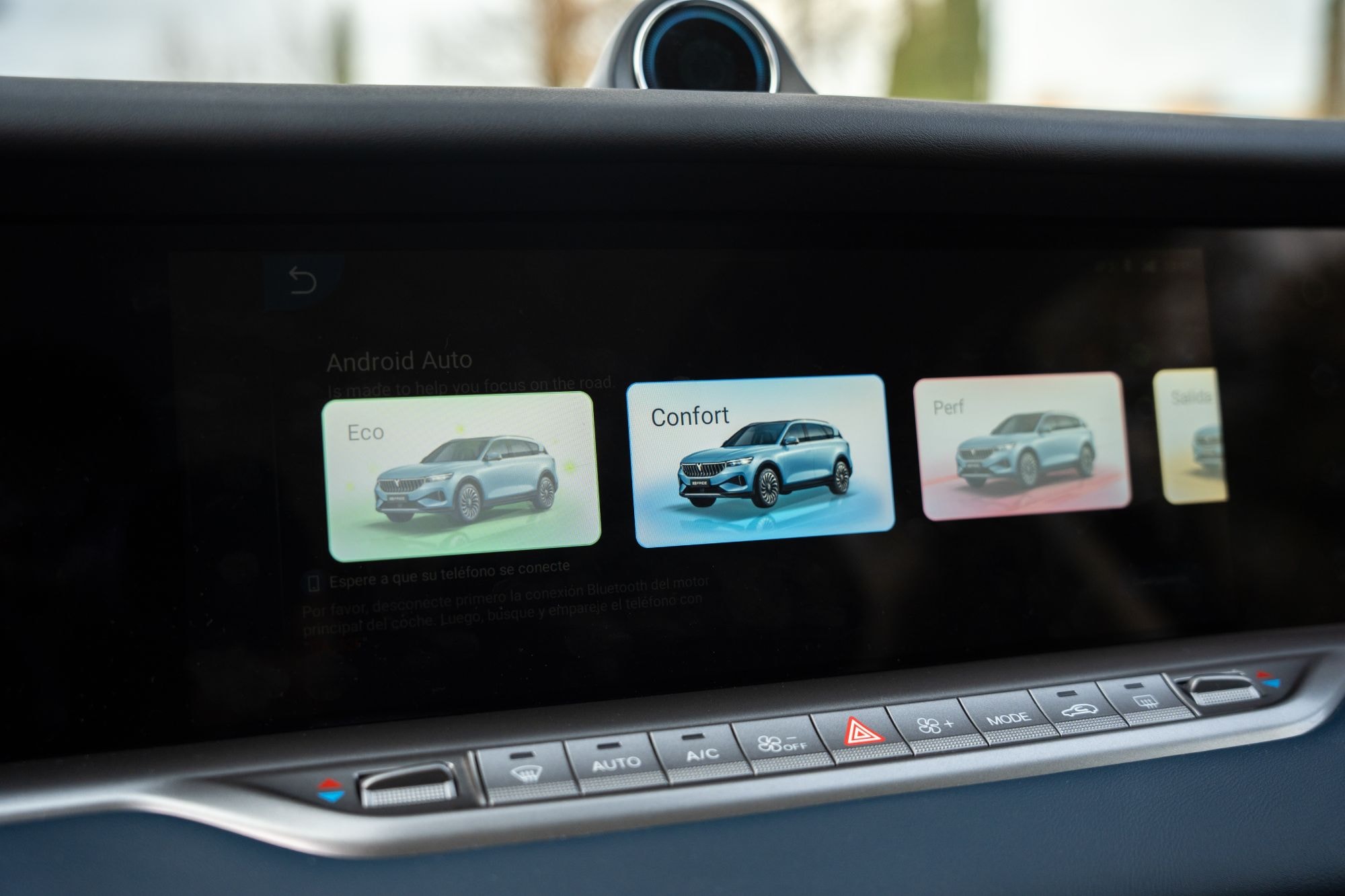 Vista lateral trasera del VOYAH Free, una fusión de elegancia y modernidad.