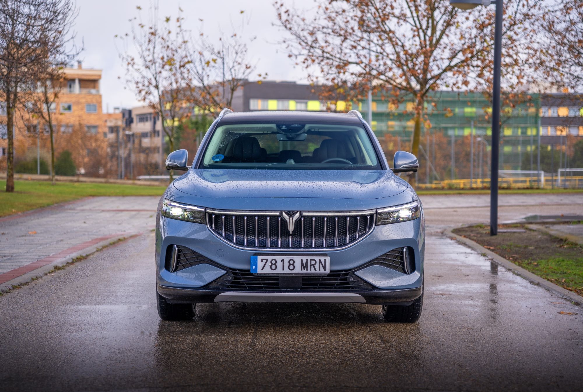 Perspectiva lateral del VOYAH Free que muestra su perfil aerodinámico.