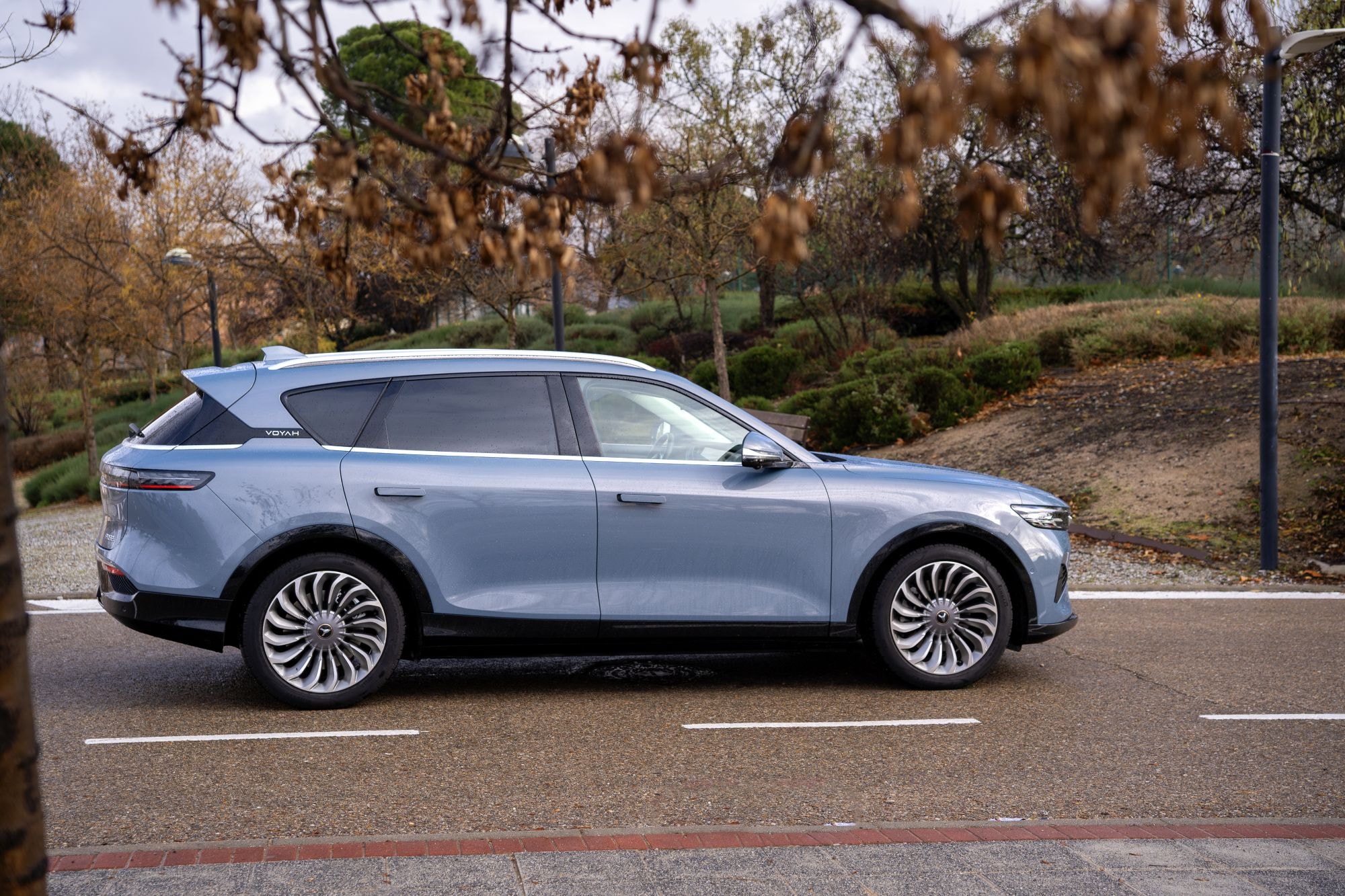 Vista completa trasera del VOYAH Free, resaltando sus líneas elegantes.