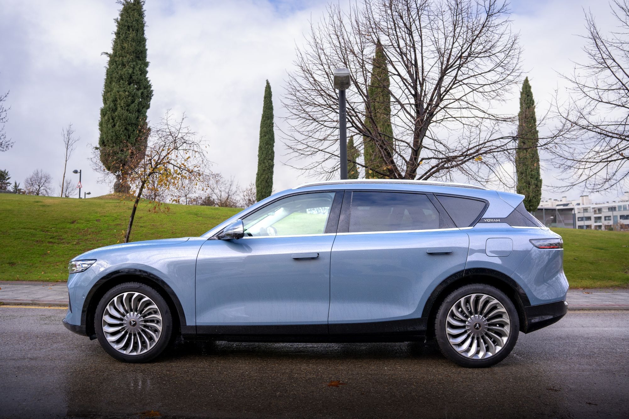 Vista trasera del VOYAH Free destacando su diseño moderno.