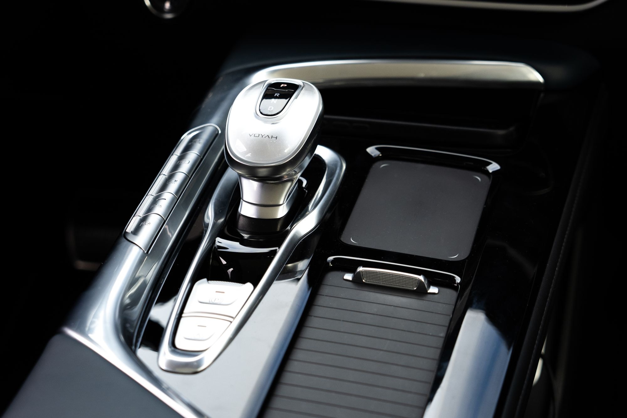 Volante del VOYAH Free, que combina diseño y funcionalidad.