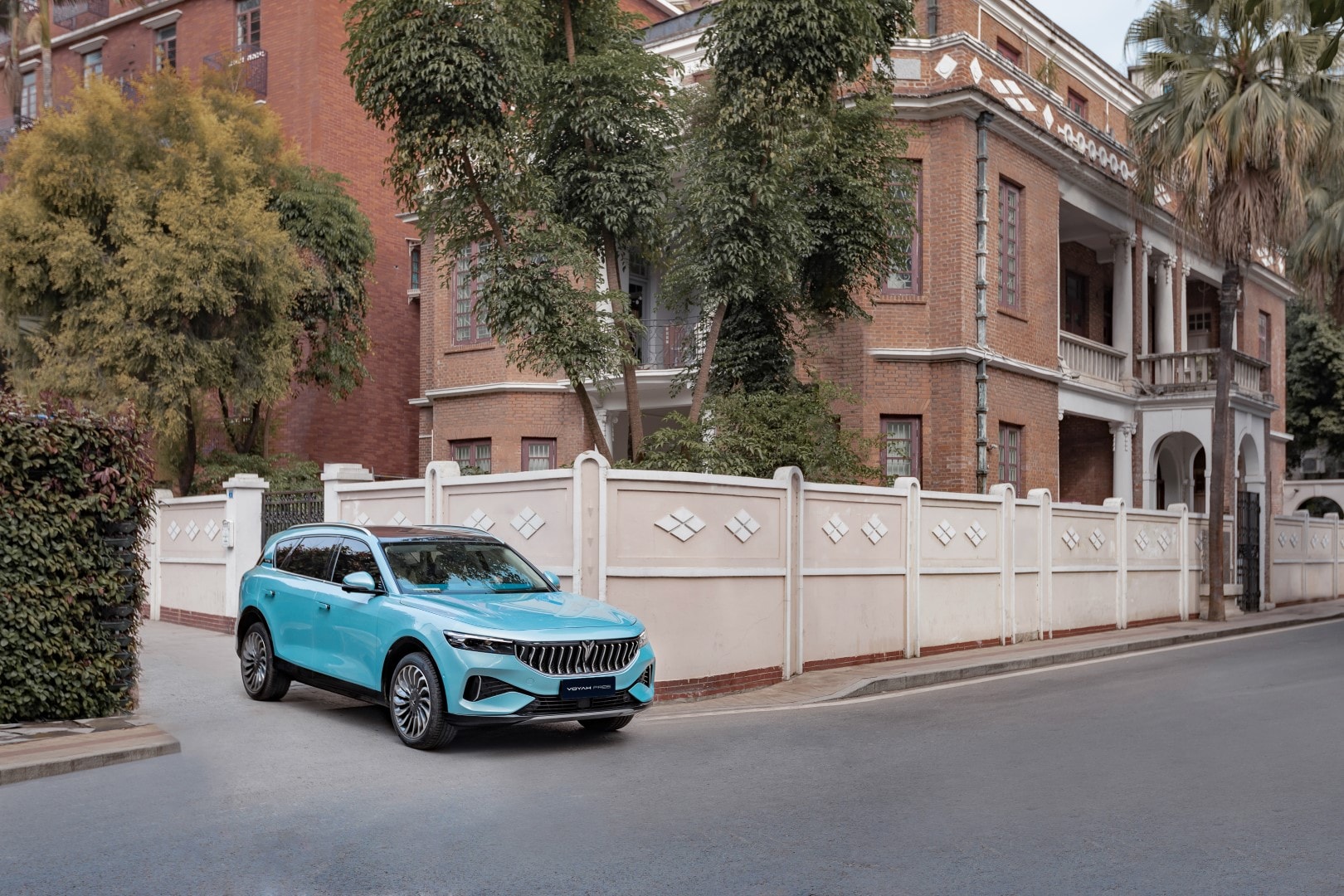 El diseño trasero del VOYAH Free en un atractivo azul, destacando su sofisticación.