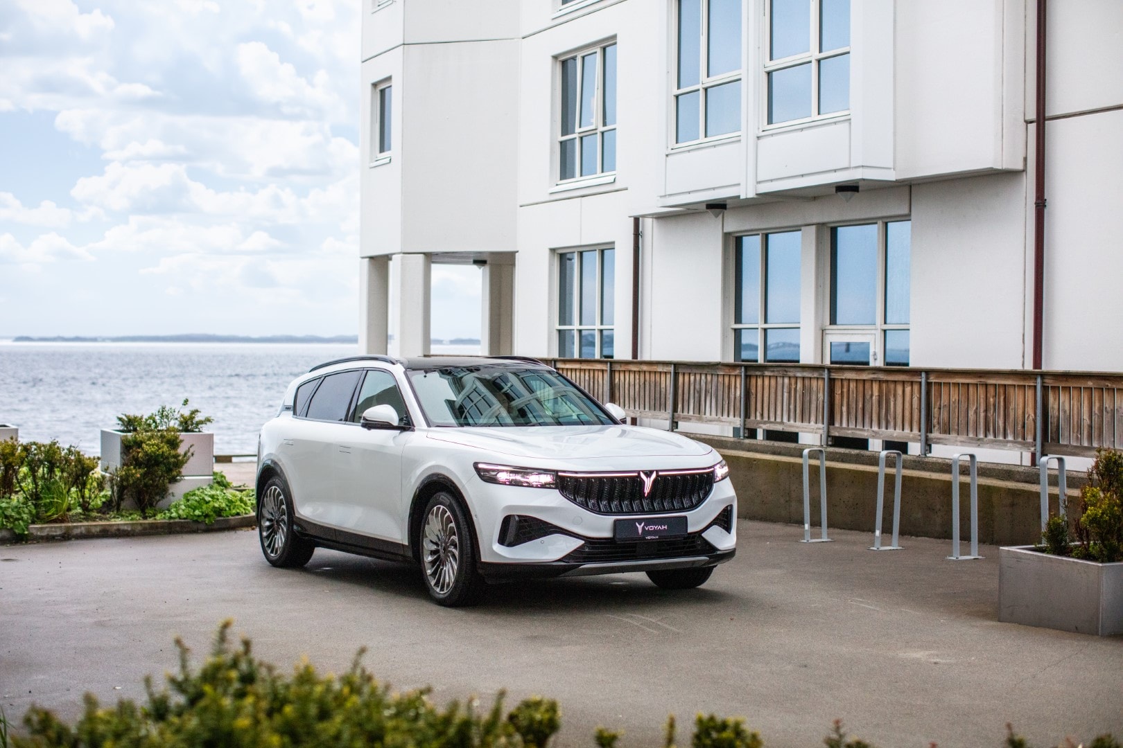 El VOYAH Free se destaca en cualquier entorno con su moderno diseño.