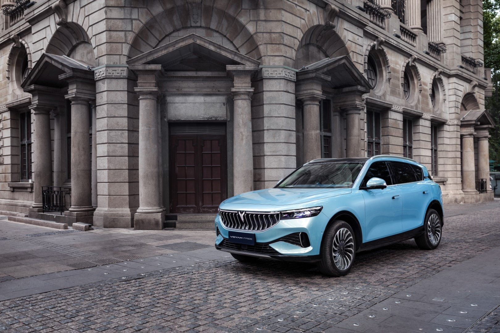 Frontal atractivo del VOYAH Free en azul, combinando elegancia y deportividad.