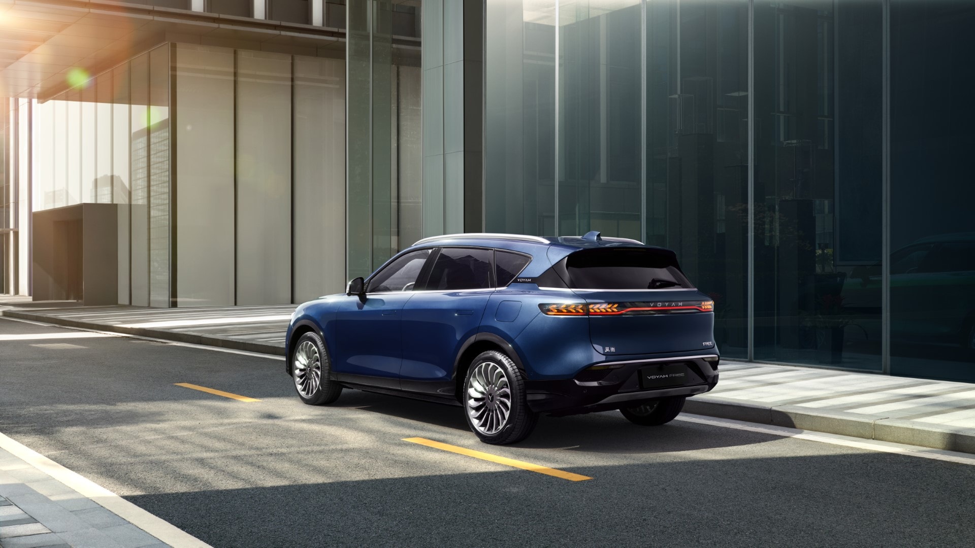 El frontal del VOYAH Free azul impresiona con su faros y parrilla estilizada.