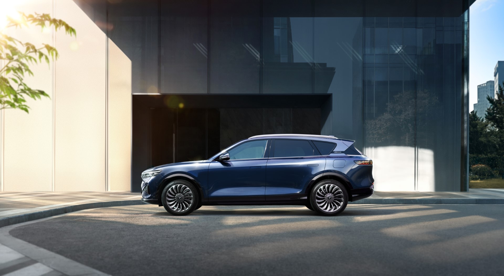 El diseño trasero del VOYAH Free azul presenta líneas suaves y modernas.