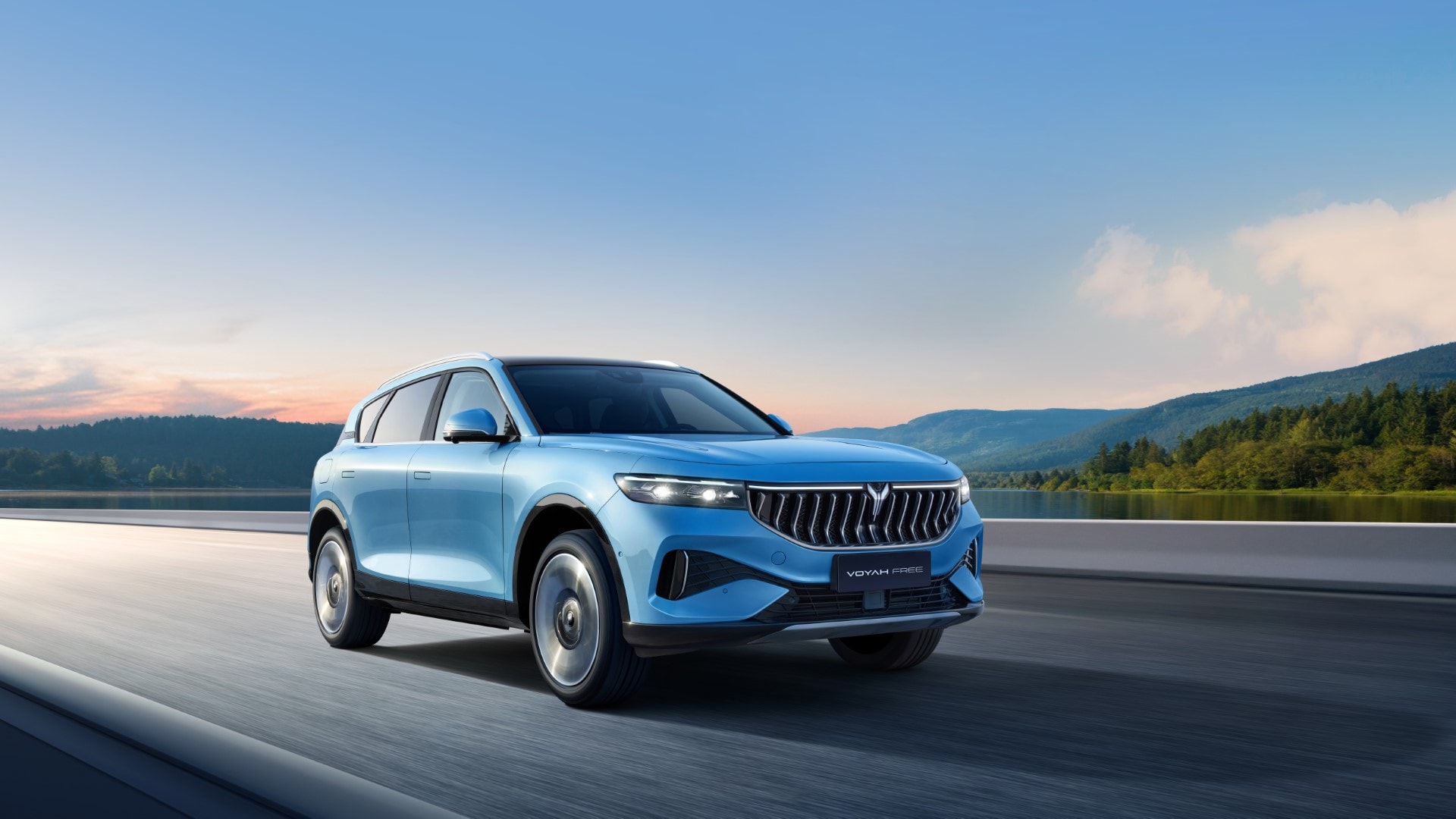 El perfil lateral del VOYAH Free azul muestra elegancia y sofisticación.