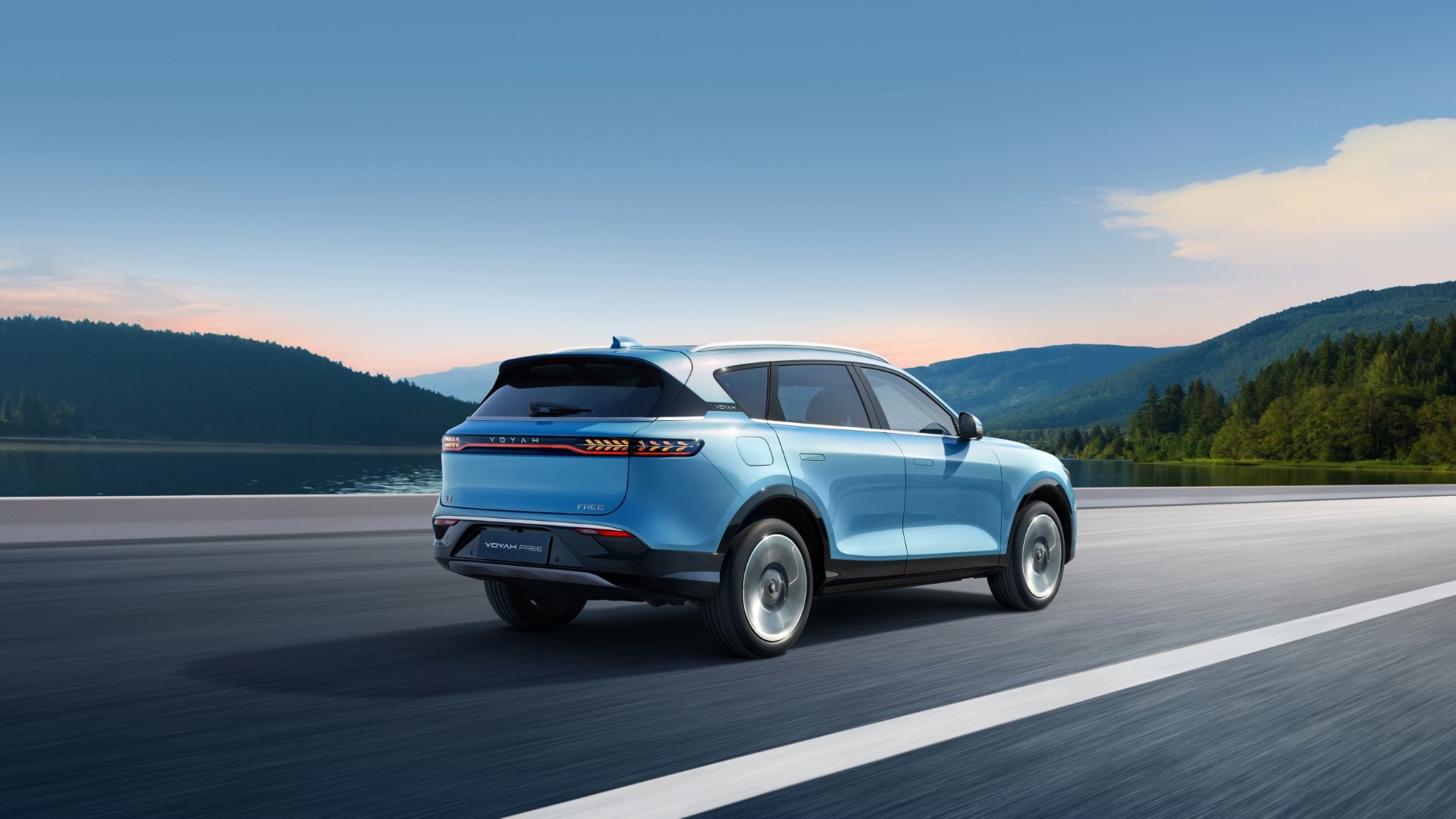 El VOYAH Free azul avanza con confianza gracias a su diseño dinámico.