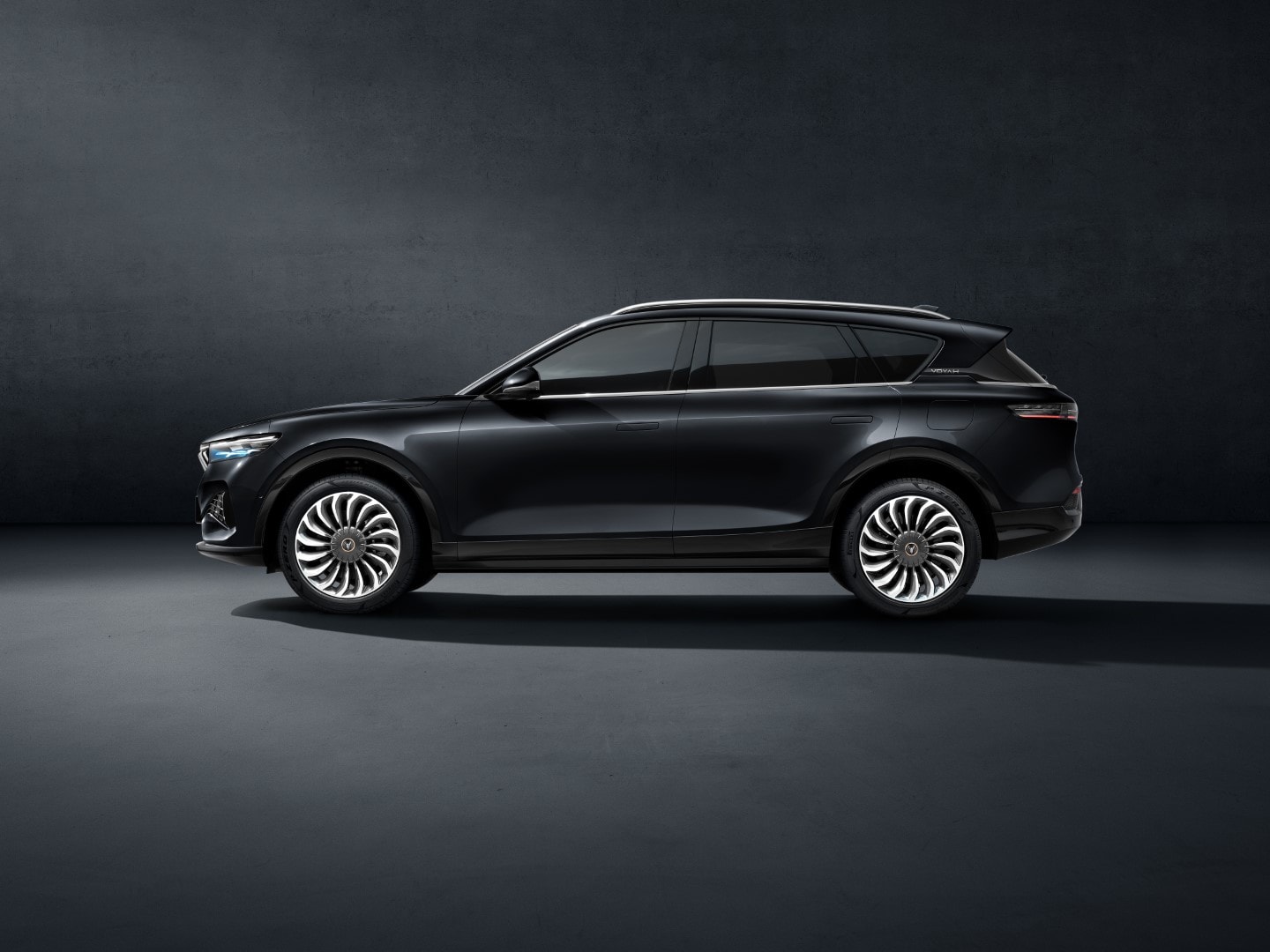 El VOYAH Free blanco resplandece con su diseño estilizado y moderno.