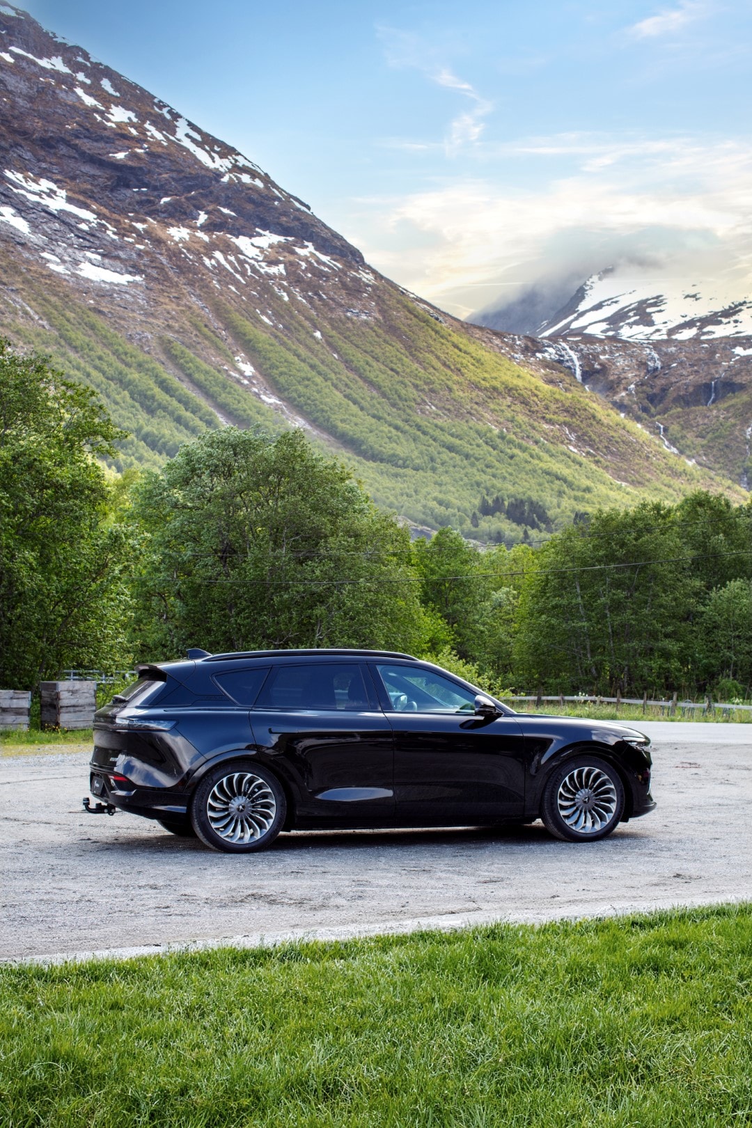 El elegante perfil del VOYAH Free blanco resalta en ambientes urbanos.