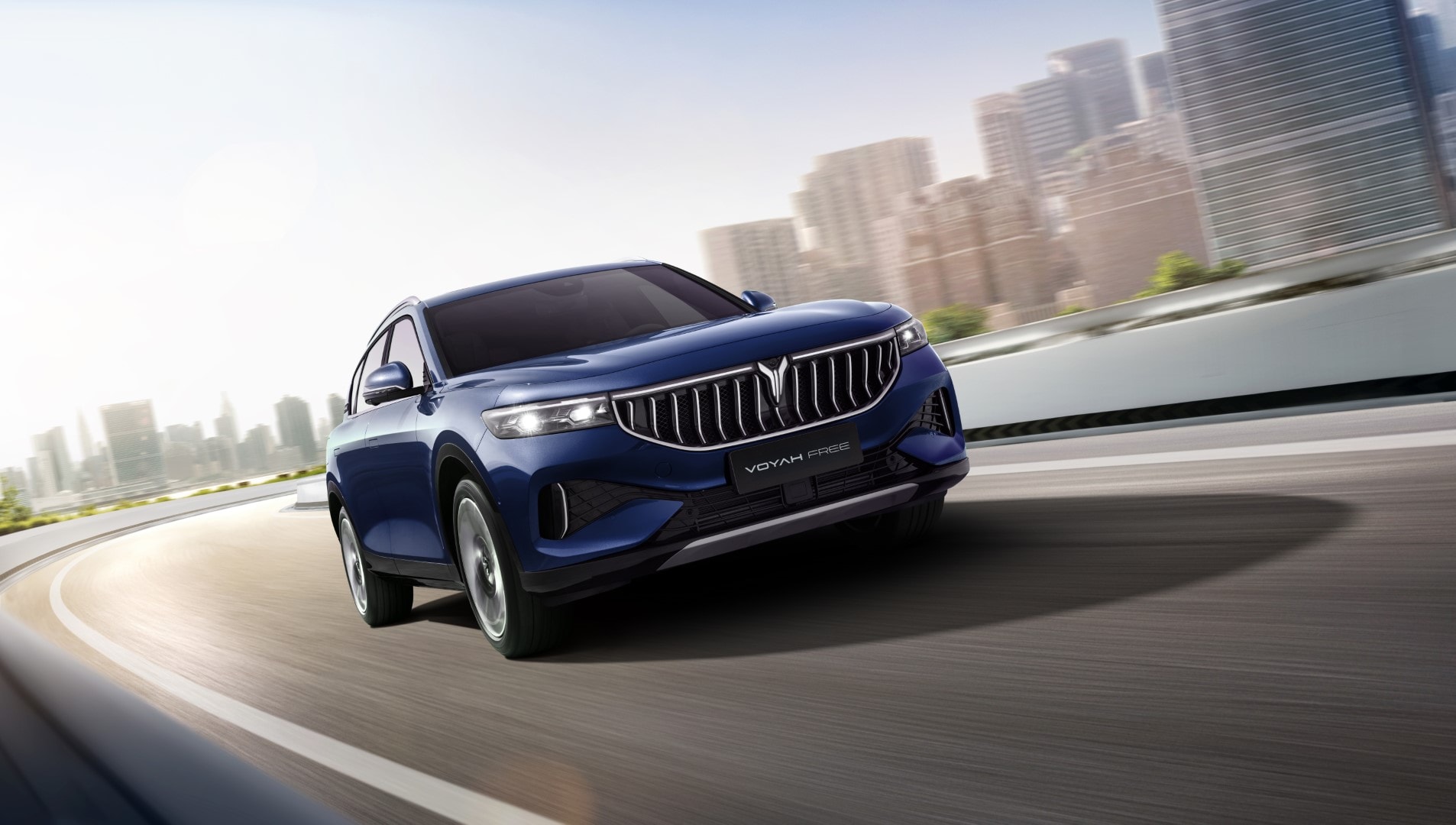 Dinámica imagen del Voyah Free en movimiento, resaltando su diseño frontal.