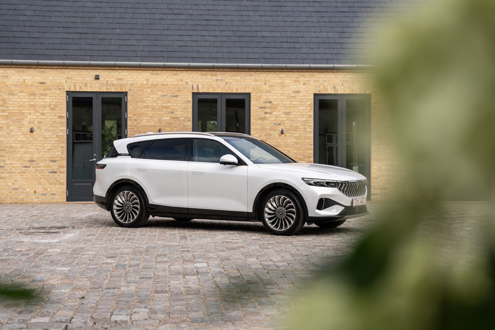 Impresionante perfil del VOYAH Free, resaltando su parrilla distintiva y líneas dinámicas.