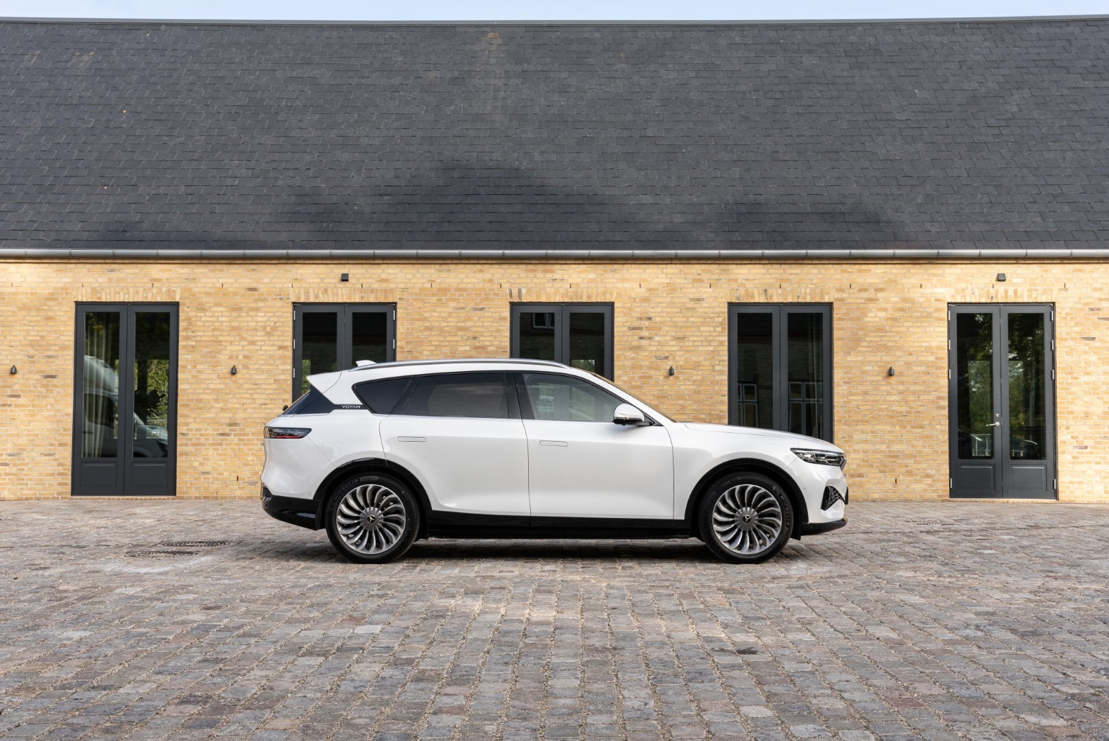 Vista lateral del VOYAH Free, destacando su diseño moderno y elegante.