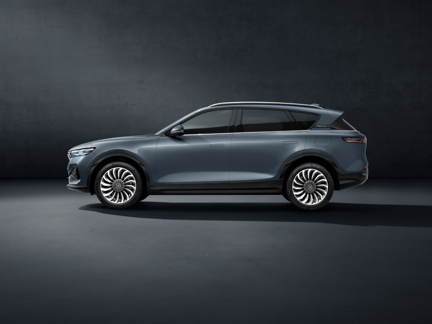 El VOYAH Free gris presenta un diseño contemporáneo y atractivo.