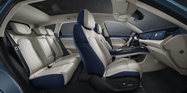 Elegante cabina del VOYAH Free con asientos de cuero y diseño refinado.