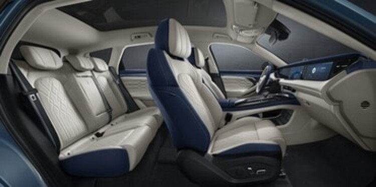 Elegante cabina del VOYAH Free con asientos de cuero y diseño refinado. Elegante cabina del VOYAH Free con asientos de cuero y diseño refinado.