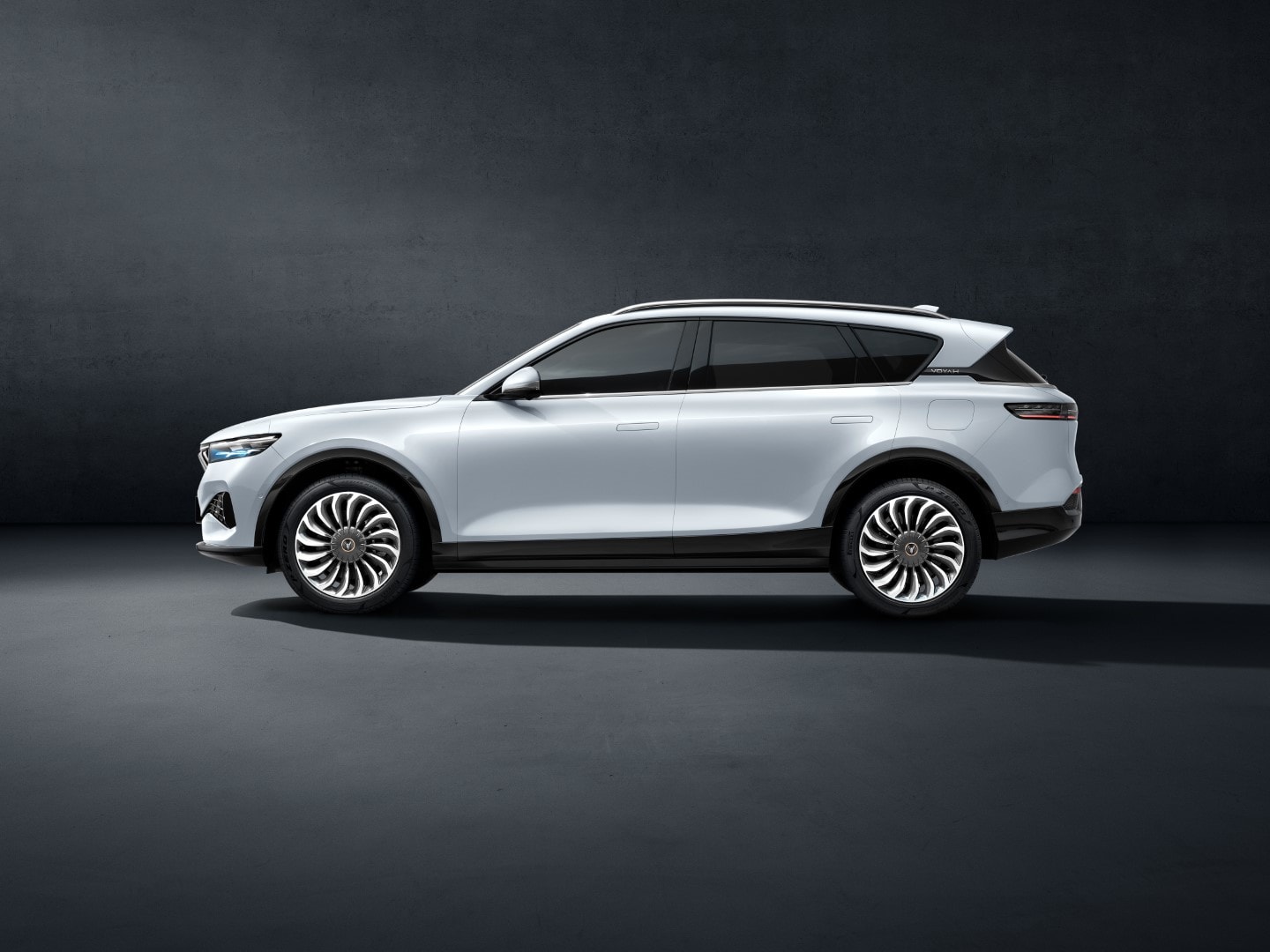 Vista lateral del VOYAH Free negro, mostrando su imponente presencia y diseño.