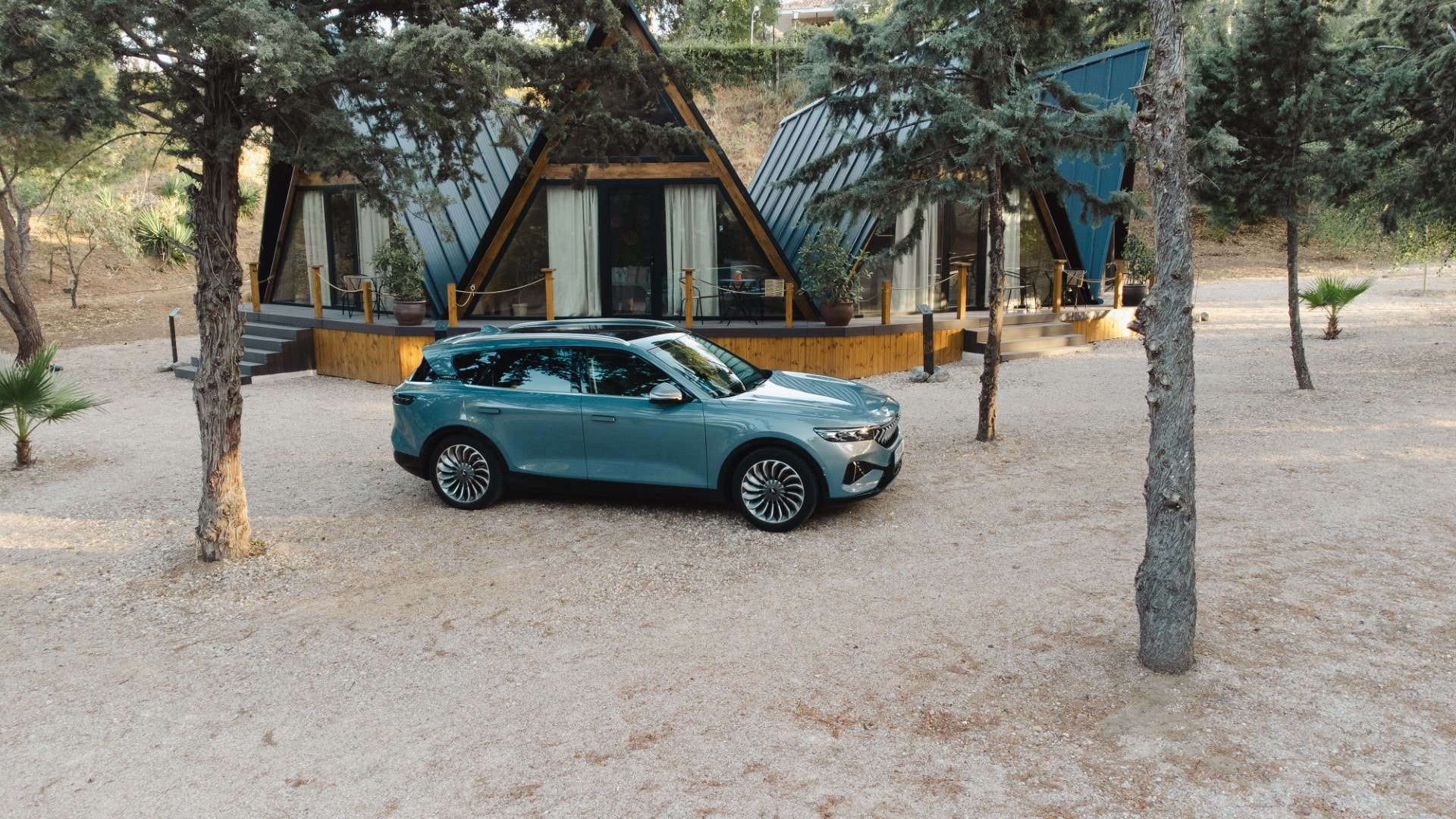 La apariencia robusta y aerodinámica del VOYAH Free negro es impresionante.