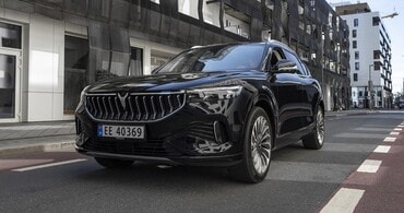 VOYAH Free exhibiendo su imponente diseño frontal y elegante perfil.