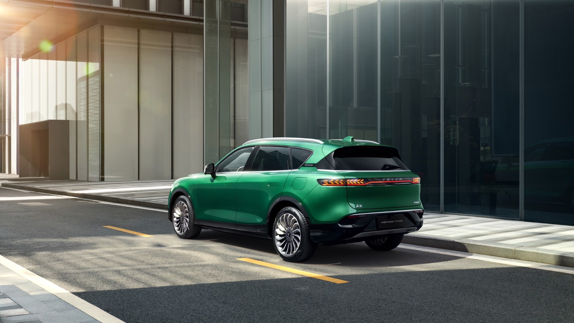 El VOYAH Free destaca con su impresionante diseño frontal y lateral.