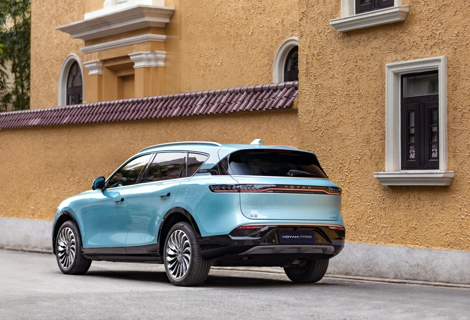 Vista trasera del VOYAH Free, mostrando su elegancia y estilo moderno.