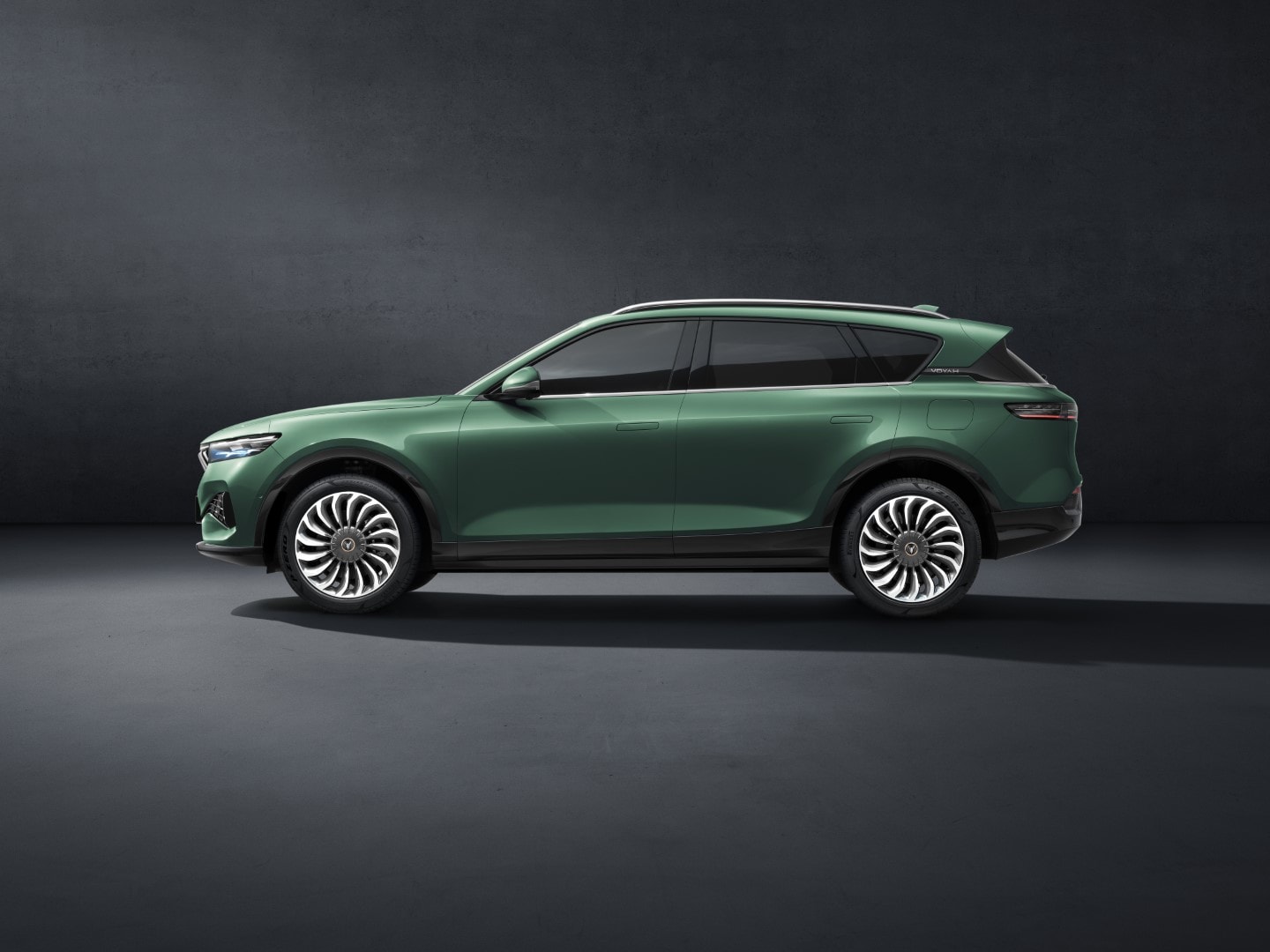 Vista lateral del elegante VOYAH Free en verde, resaltando su diseño fluido.