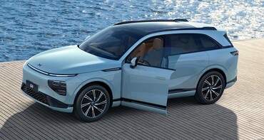 Vista lateral del Xpeng G9, destacando su diseño moderno y aerodinámico. Vista lateral del Xpeng G9, destacando su diseño moderno y aerodinámico.