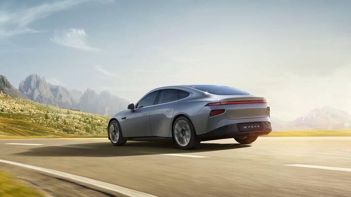 Vista posterior del Xpeng P7 mostrando su diseño aerodinámico y moderno. Vista posterior del Xpeng P7 mostrando su diseño aerodinámico y moderno.
